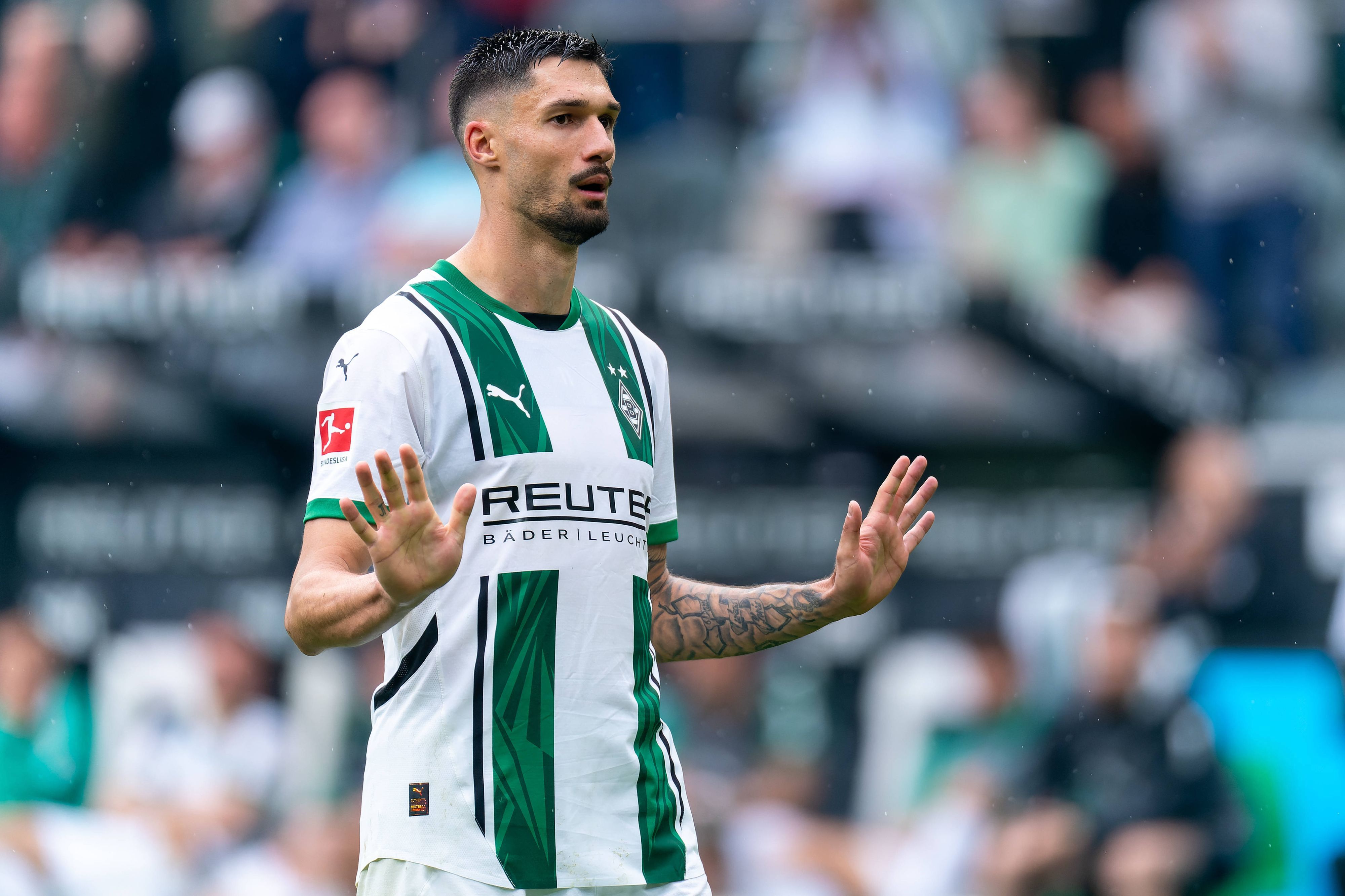 Tim Kleindienst streckt die Hände zum Nicht-Jubel aus.