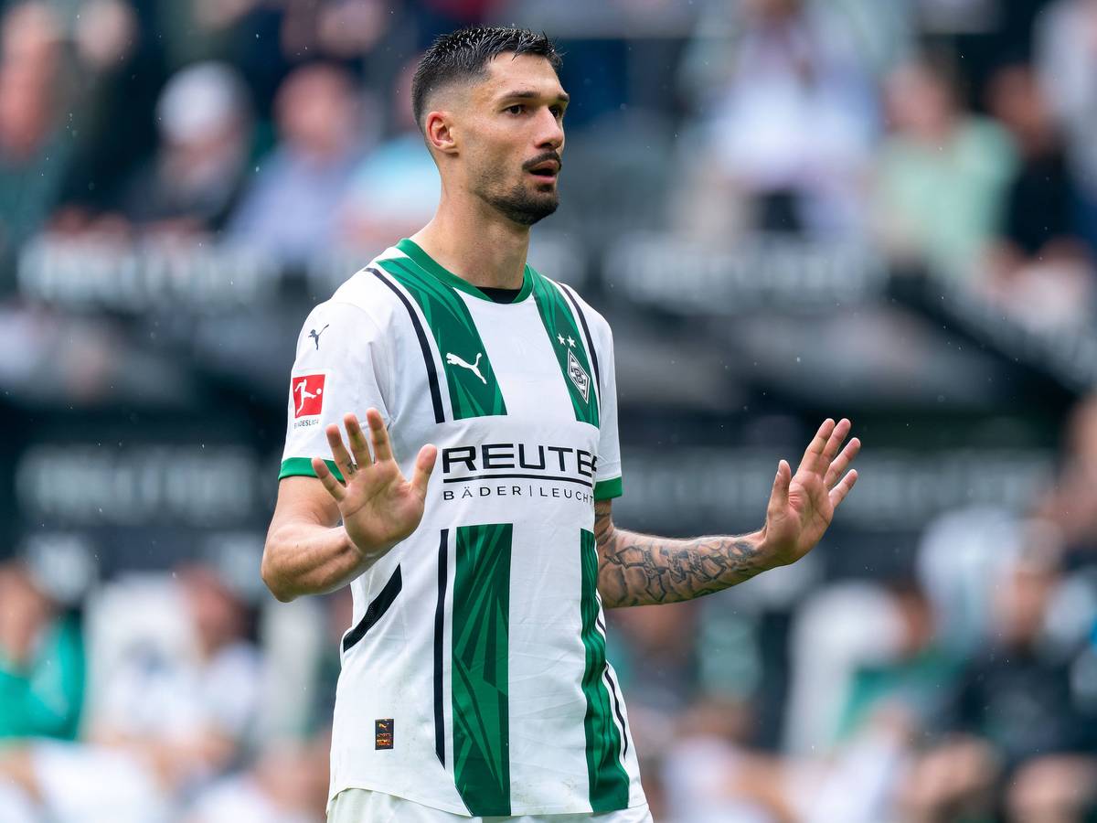 Tim Kleindienst streckt die Hände zum Nicht-Jubel aus.