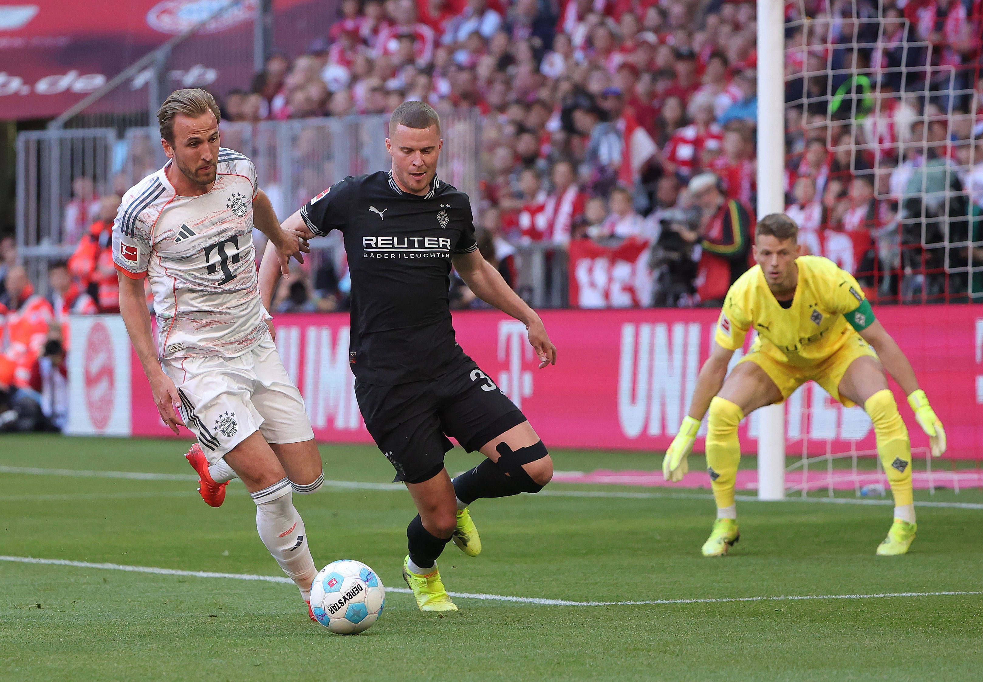Harry Kane wird von Nico Elvedi verteidigt, Omlin schaut zu.