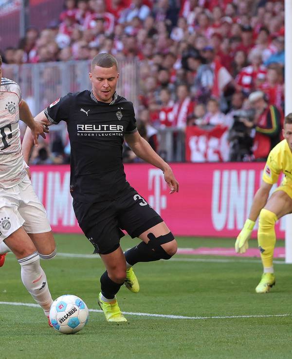 Harry Kane wird von Nico Elvedi verteidigt, Omlin schaut zu.