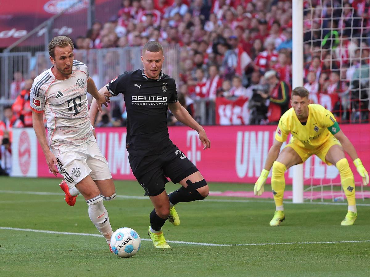 Harry Kane wird von Nico Elvedi verteidigt, Omlin schaut zu.