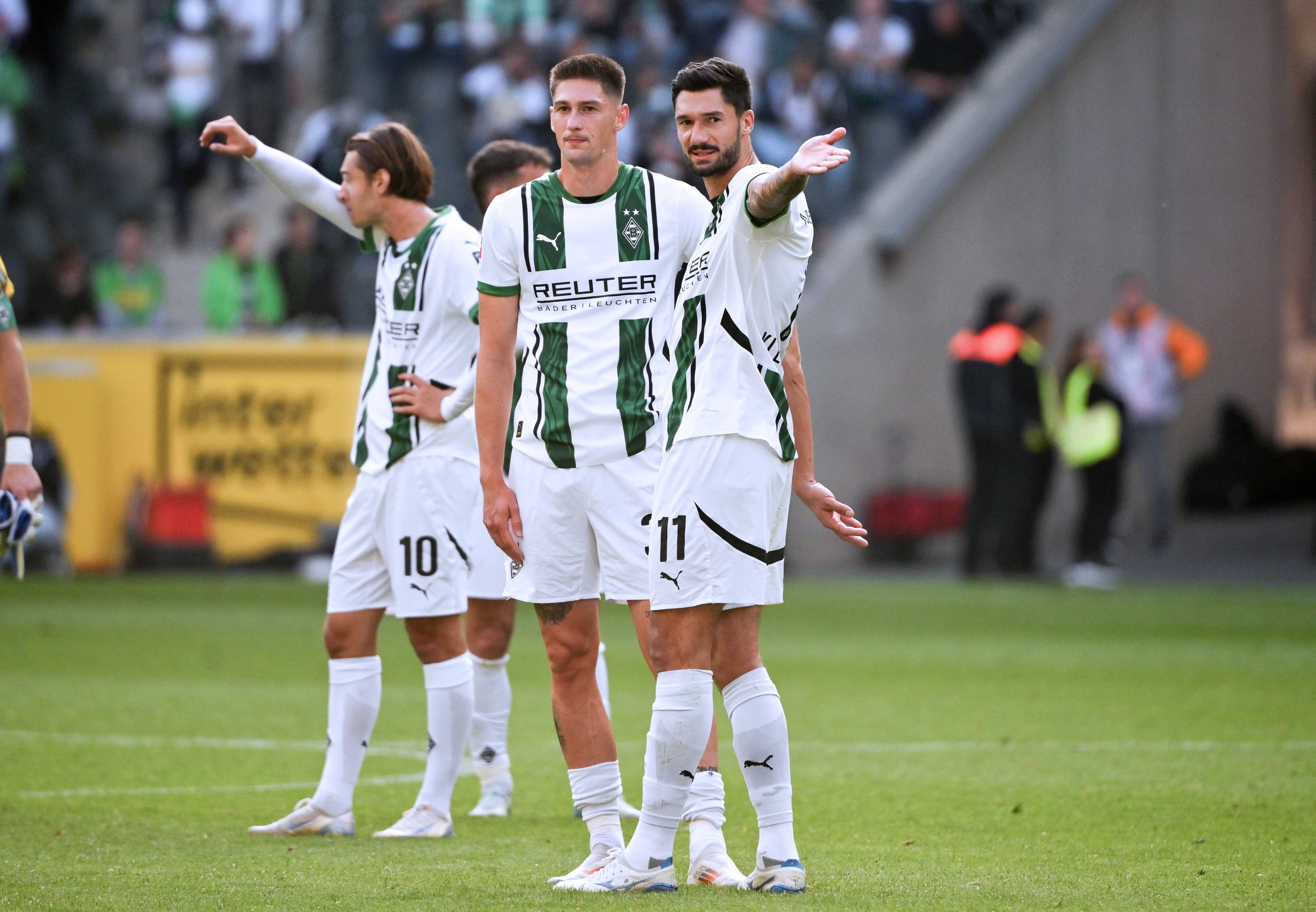 Tim Kleindienst zeigt genervt etwas und redet dabei mit Tomas Cvancara.