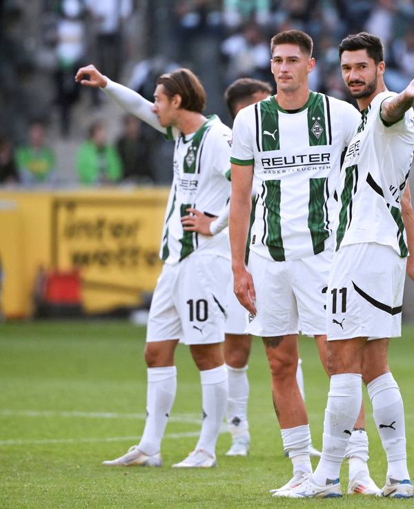 Tim Kleindienst zeigt genervt etwas und redet dabei mit Tomas Cvancara.