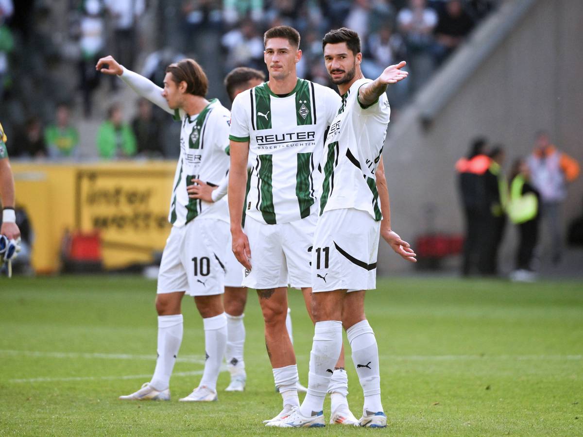Tim Kleindienst zeigt genervt etwas und redet dabei mit Tomas Cvancara.