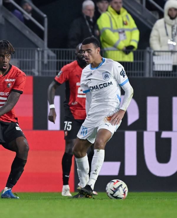 Christopher Wooh spielt einen Ball am Gegenspieler vorbei.