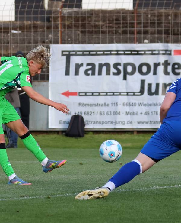Gladbach-Youngster Fritz Fleck zieht ab zum 5:0.