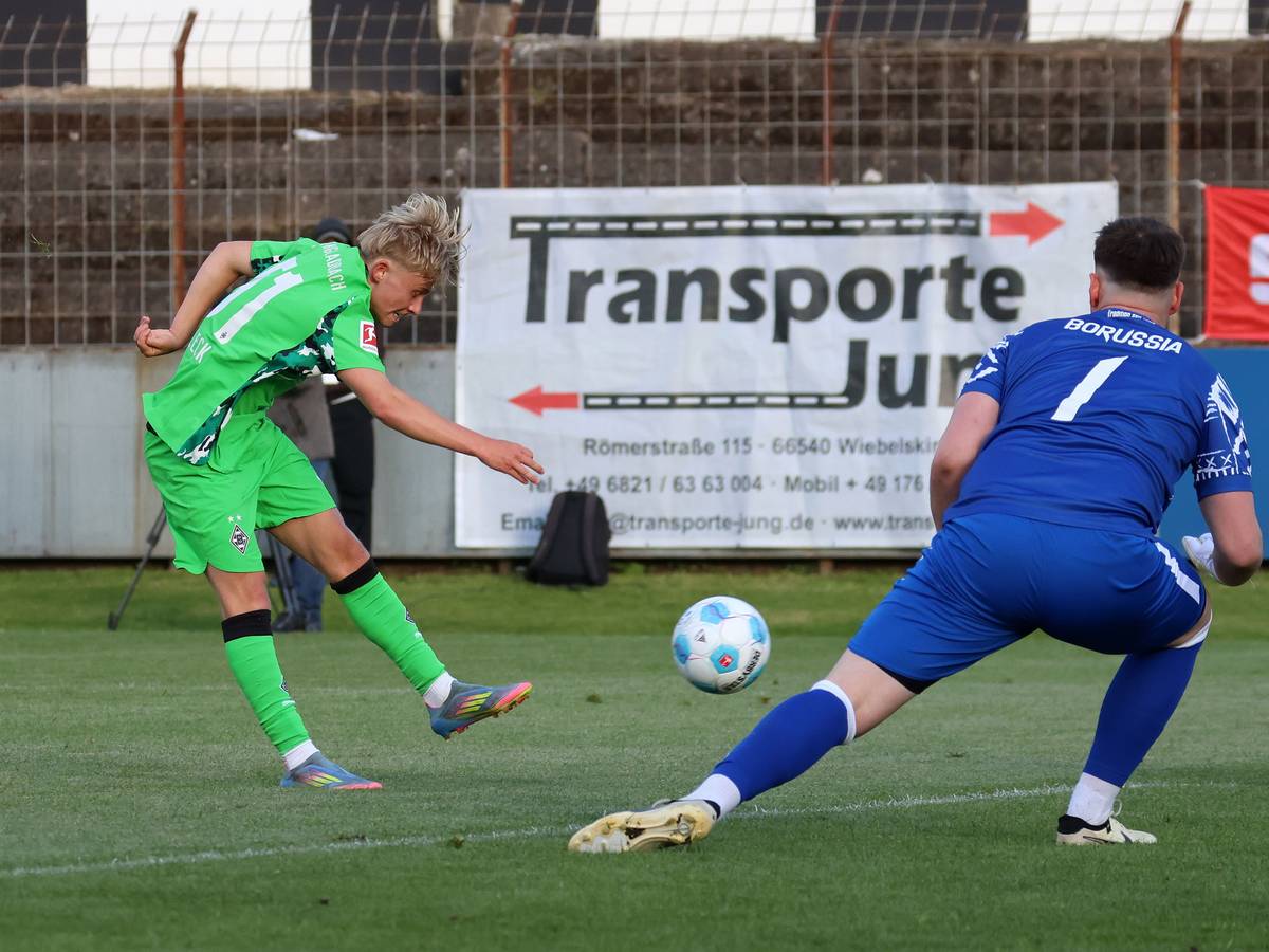 Gladbach-Youngster Fritz Fleck zieht ab zum 5:0.