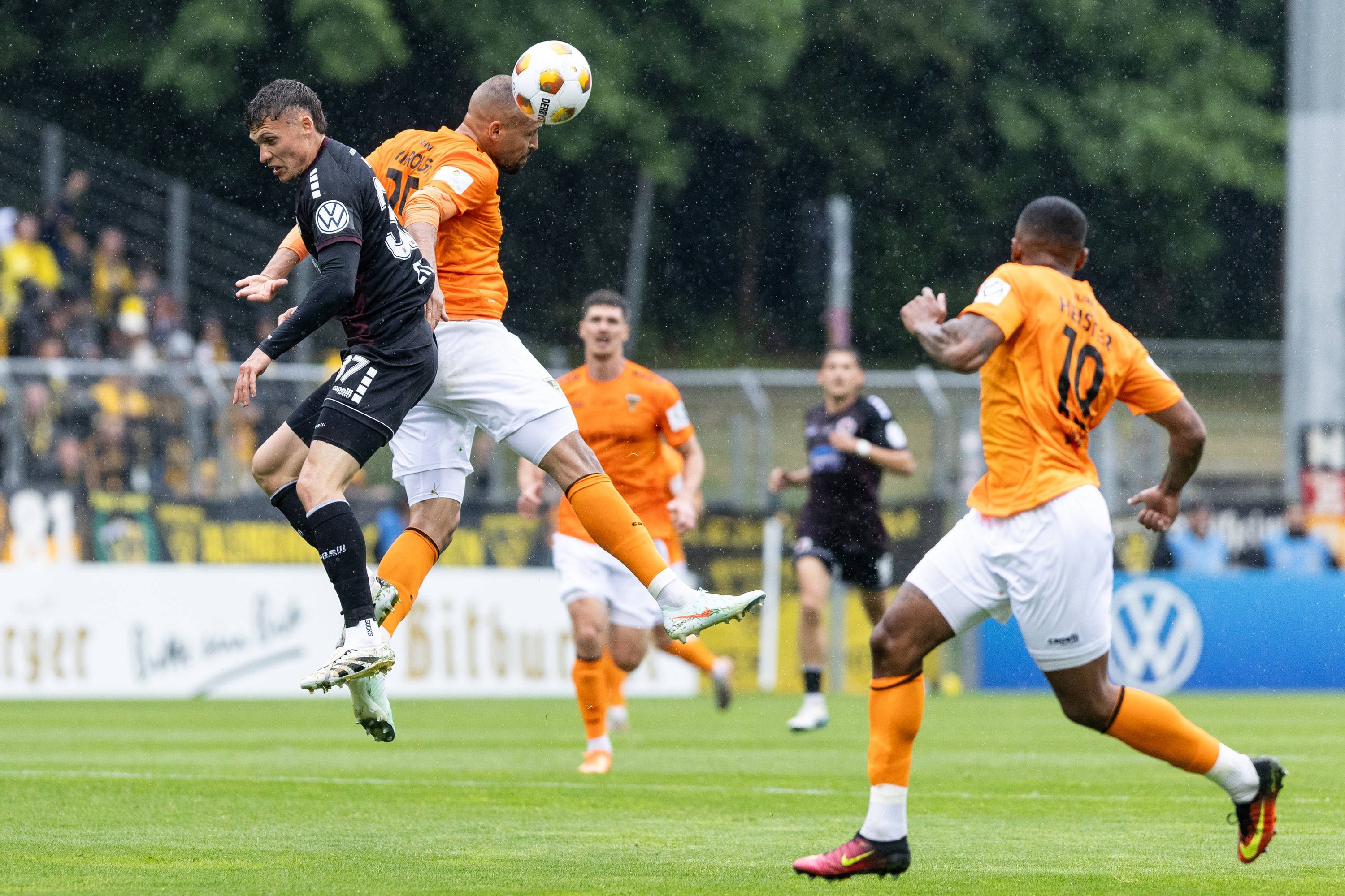 Alemannia Aachen und Viktoria Köln beim Pokalfinale des Mittelrheinpokals.