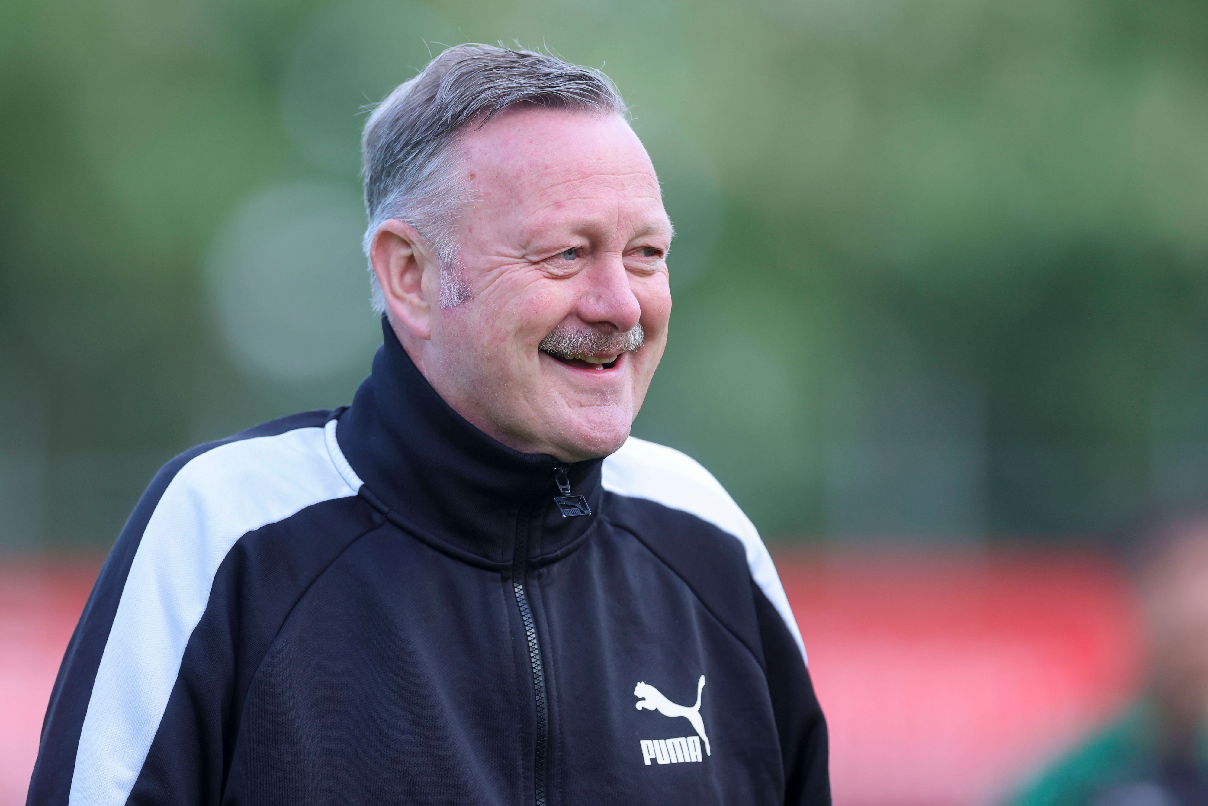 Gladbach-Sportchef Roland Virkus lacht.