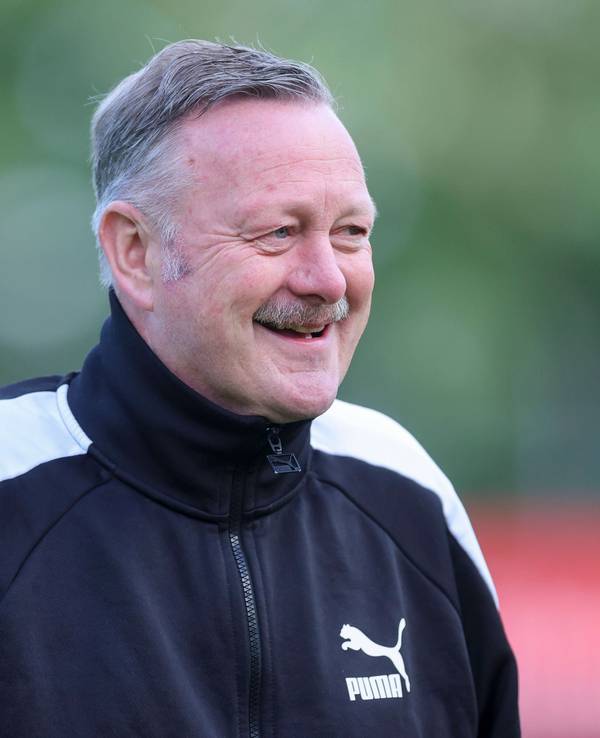 Gladbach-Sportchef Roland Virkus lacht.