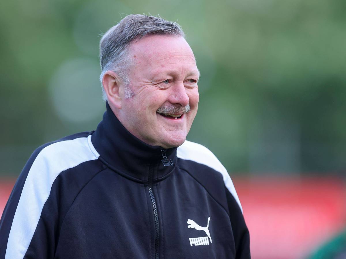 Gladbach-Sportchef Roland Virkus lacht.