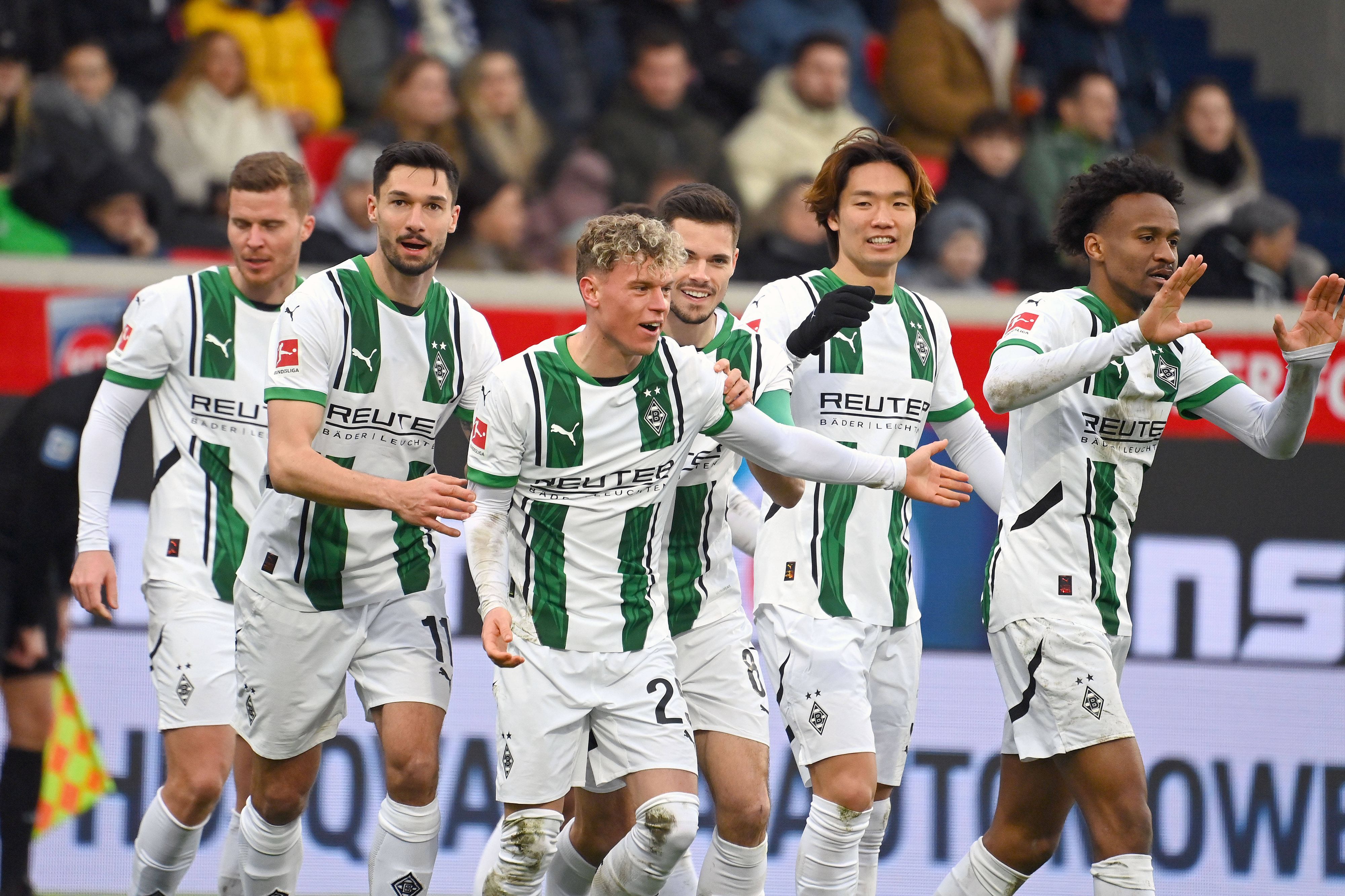 Spieler von Borussia Mönchengladbach bejubeln einen Treffer.