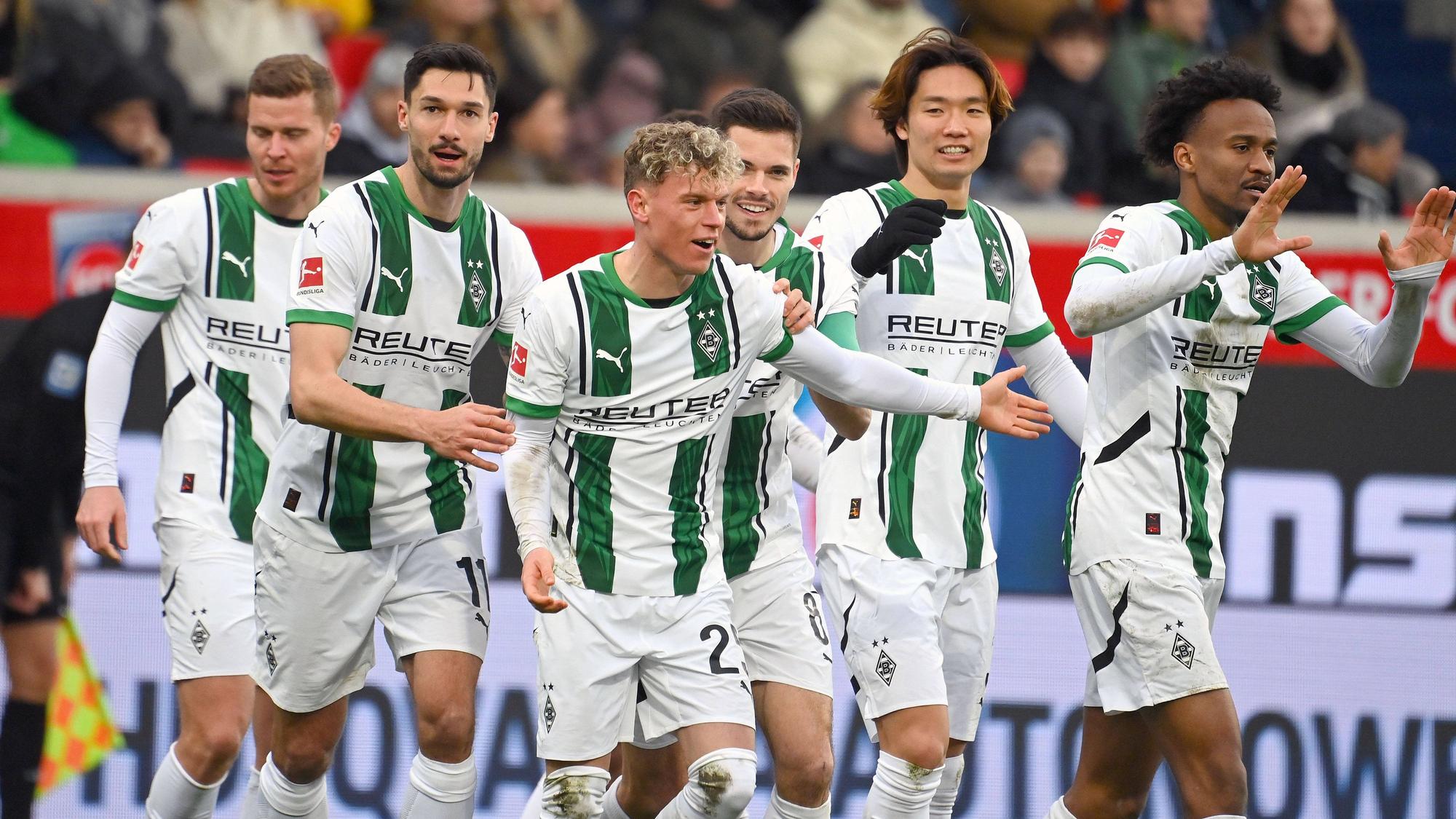 Spieler von Borussia Mönchengladbach bejubeln einen Treffer.