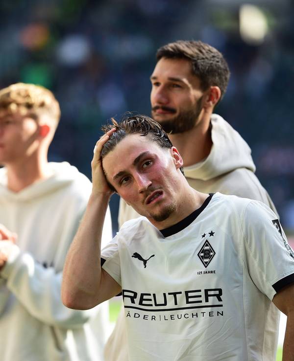 Gladbach-Spieler Rocco Reitz schaut enttäuscht.
