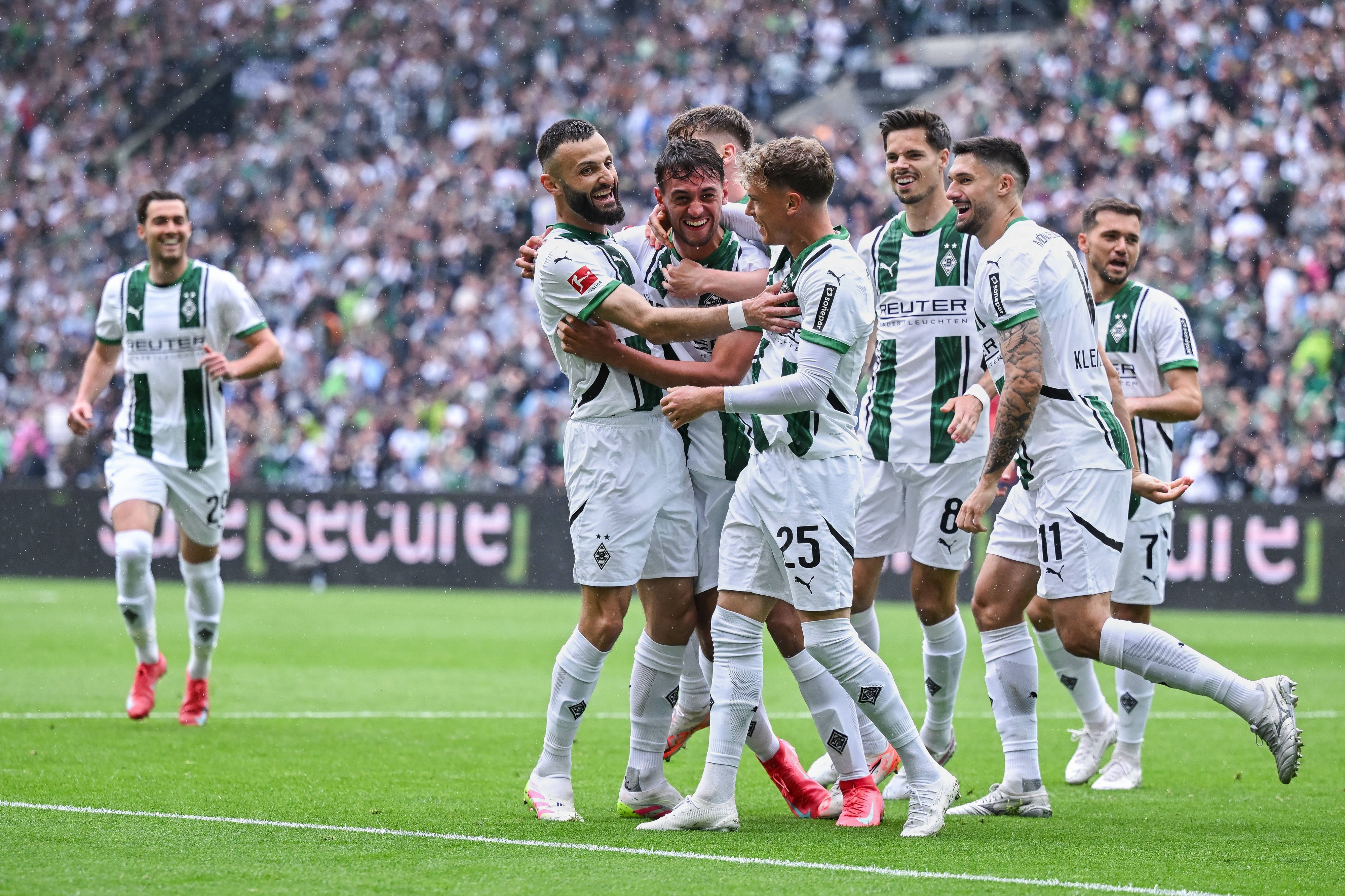 Fabio Chiarodia feiert mit seinen Teamkollegen seinen ersten Bundesliga-Treffer am 3. Mai 2025 gegen die TSG Hoffenheim.