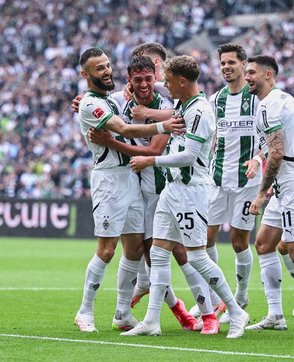 Fabio Chiarodia feiert mit seinen Teamkollegen seinen ersten Bundesliga-Treffer am 3. Mai 2025 gegen die TSG Hoffenheim.