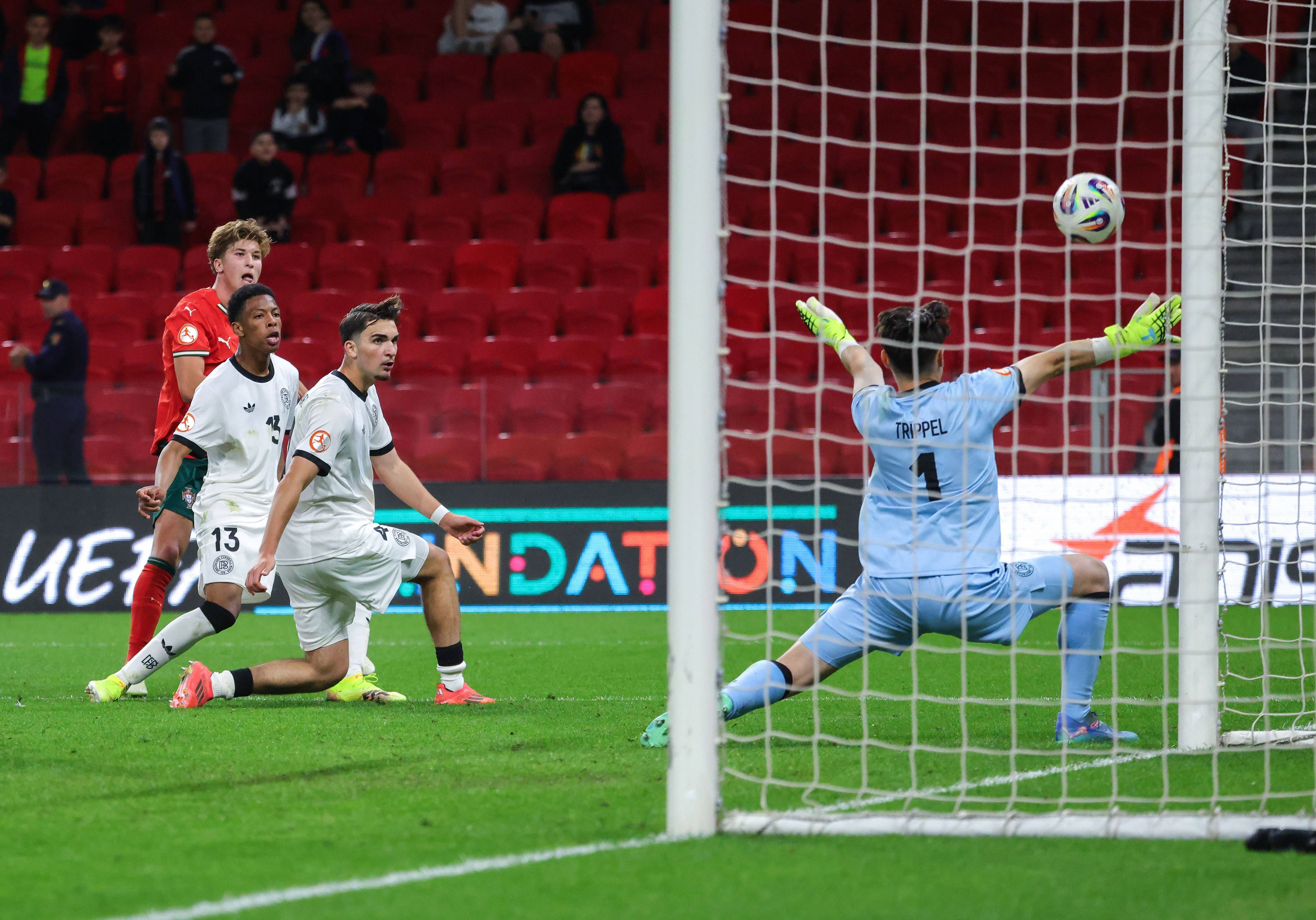 Keeper Marcello Trippel am 25. Mai 2025 im Tor der deutschen U17-Auswahl bei der Europameisterschaft.