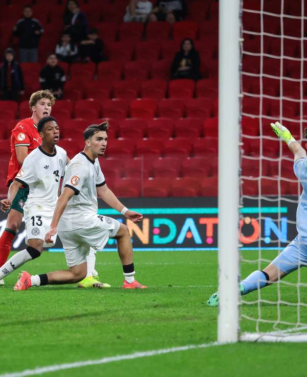 Keeper Marcello Trippel am 25. Mai 2025 im Tor der deutschen U17-Auswahl bei der Europameisterschaft.