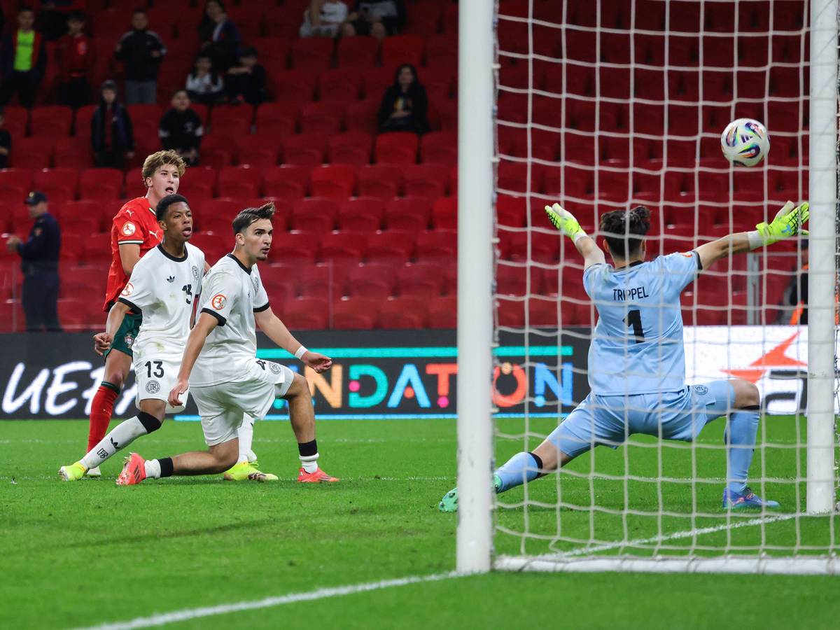 Keeper Marcello Trippel am 25. Mai 2025 im Tor der deutschen U17-Auswahl bei der Europameisterschaft.