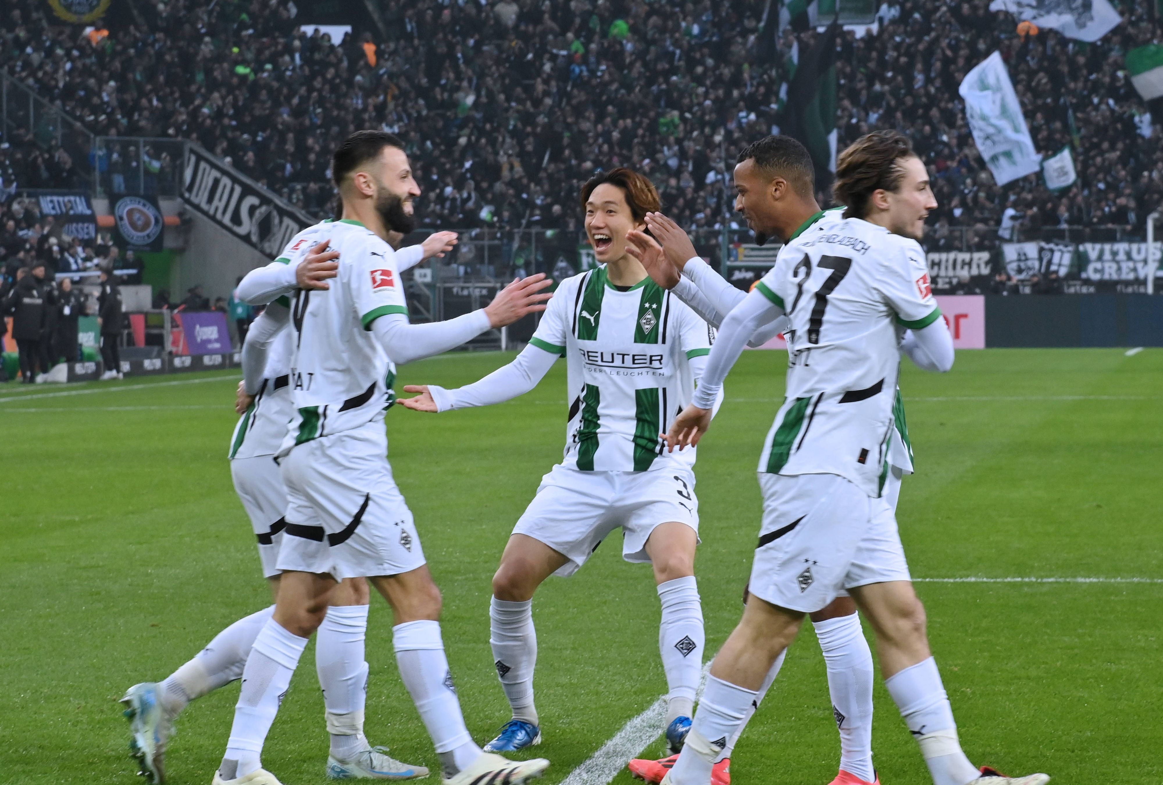 Ko Itakura jubelt mit seinen Teamkollegen nach einem Tor.