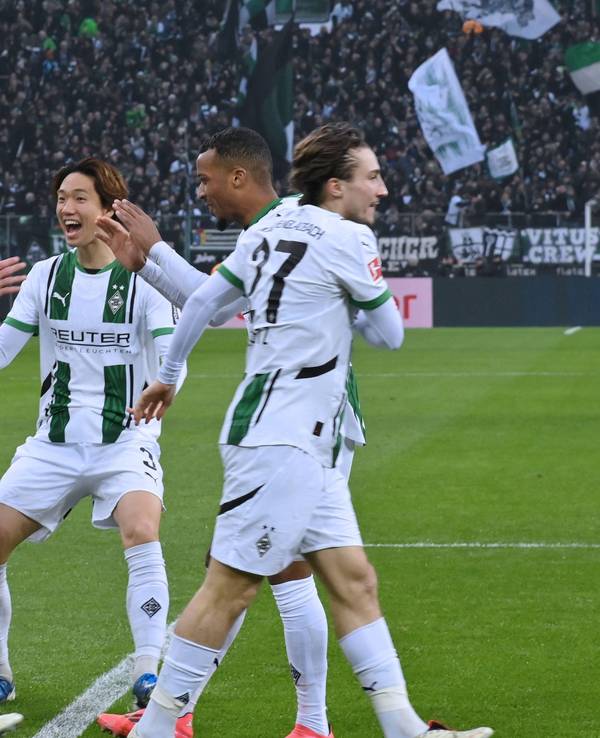Ko Itakura jubelt mit seinen Teamkollegen nach einem Tor.