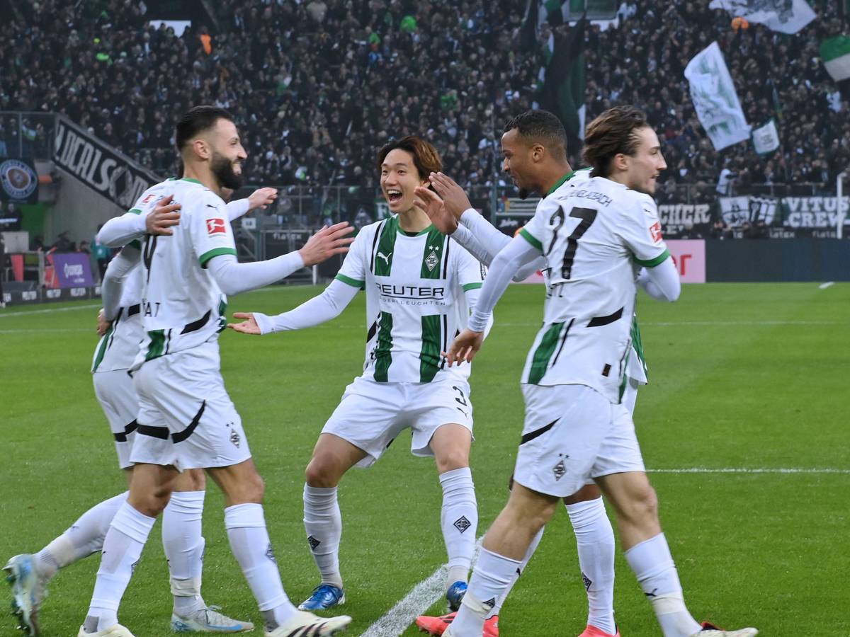 Ko Itakura jubelt mit seinen Teamkollegen nach einem Tor.