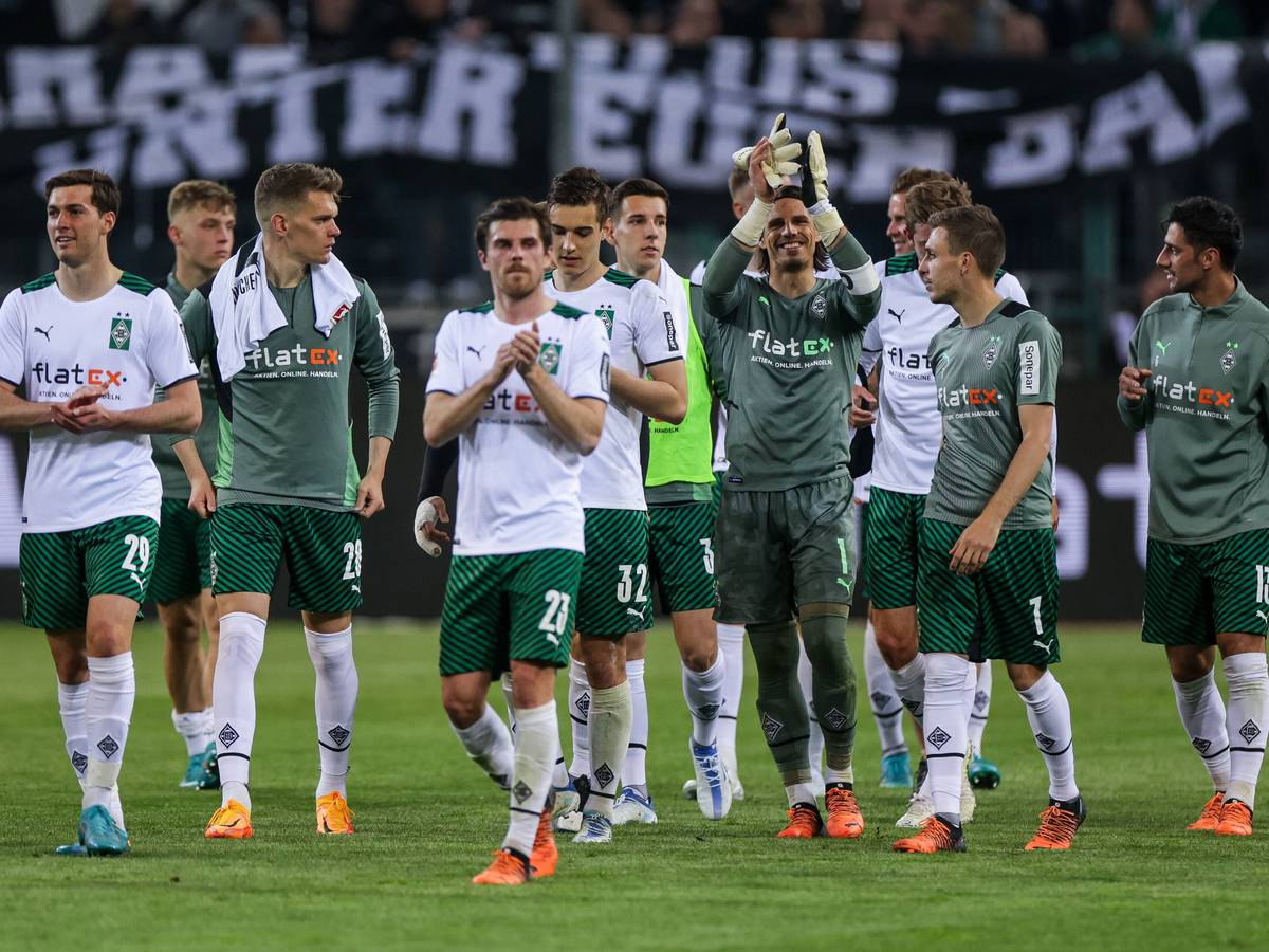 Spieler von Borussia Möchengladbach jubeln mit den Fans.
