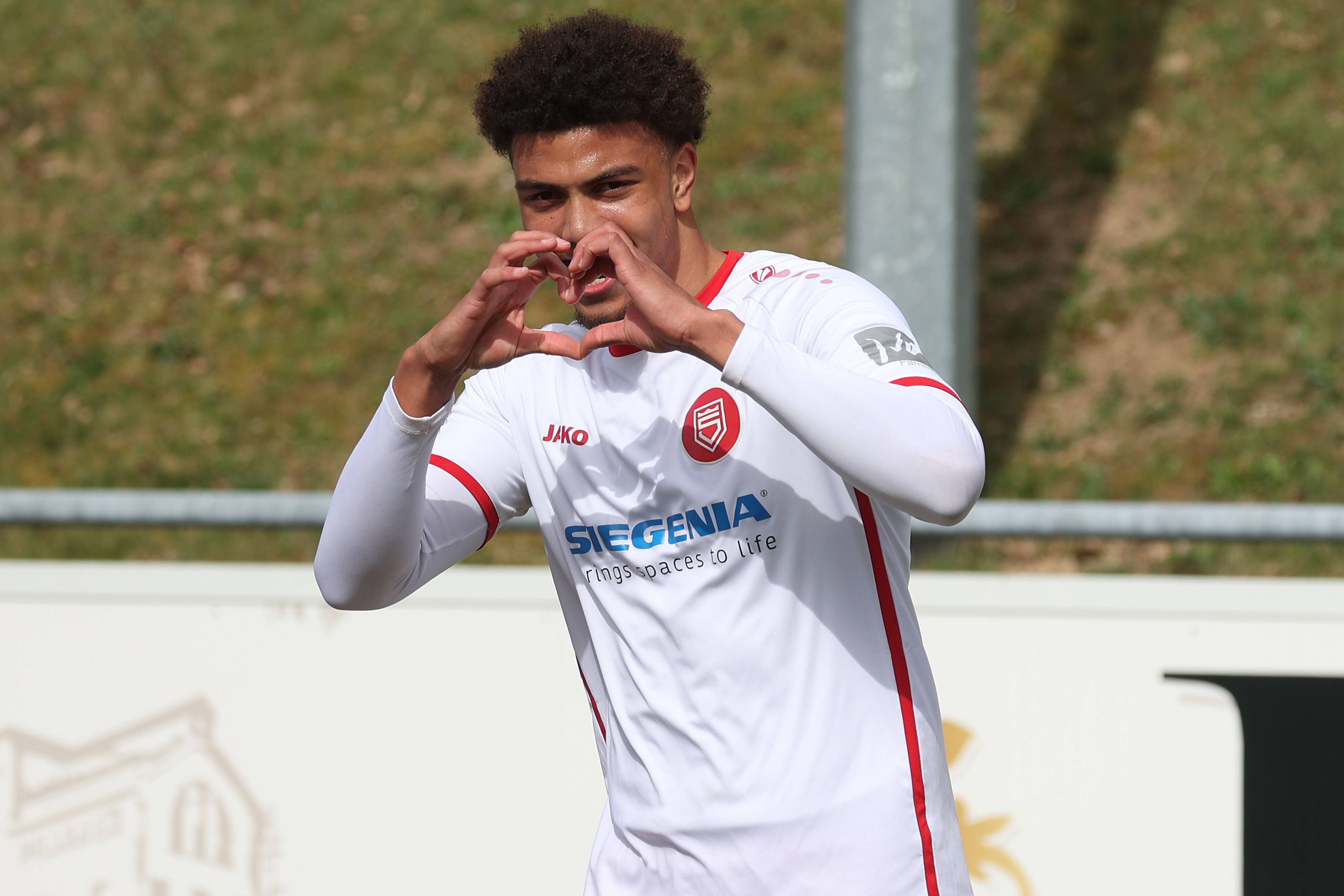 Justin Adozi von den Sportfreunden Siegen bejubelt einen Treffer.