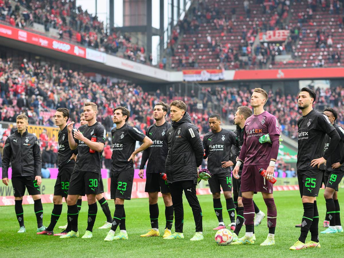 Spieler von Borussia Mönchengladbach vor der Fankurve.