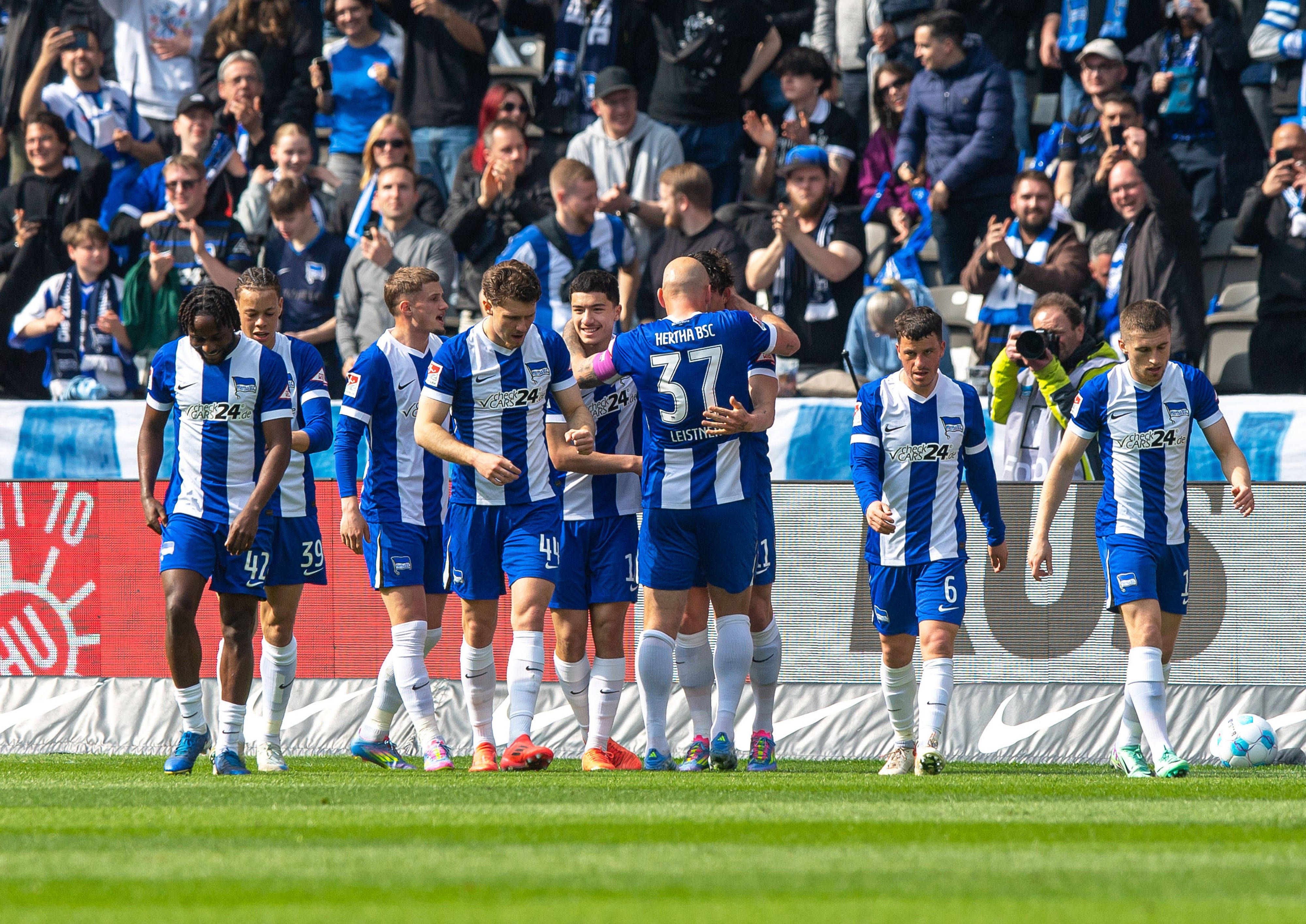 Spieler von Hertha BSC bejubeln einen Treffer.