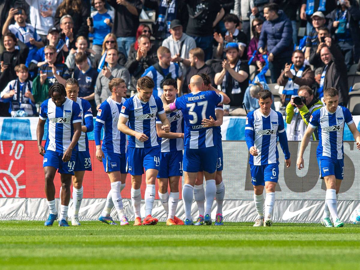 Spieler von Hertha BSC bejubeln einen Treffer.