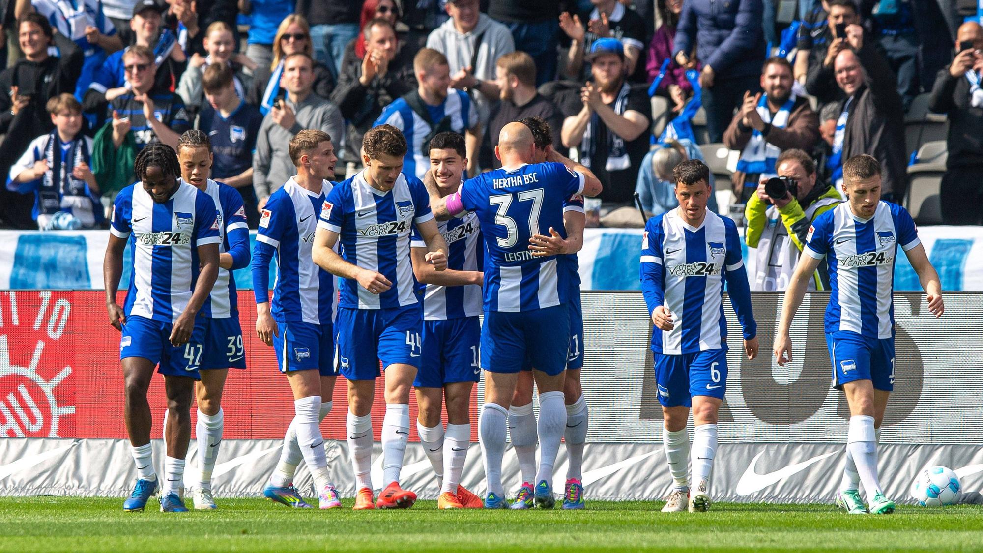 Spieler von Hertha BSC bejubeln einen Treffer.