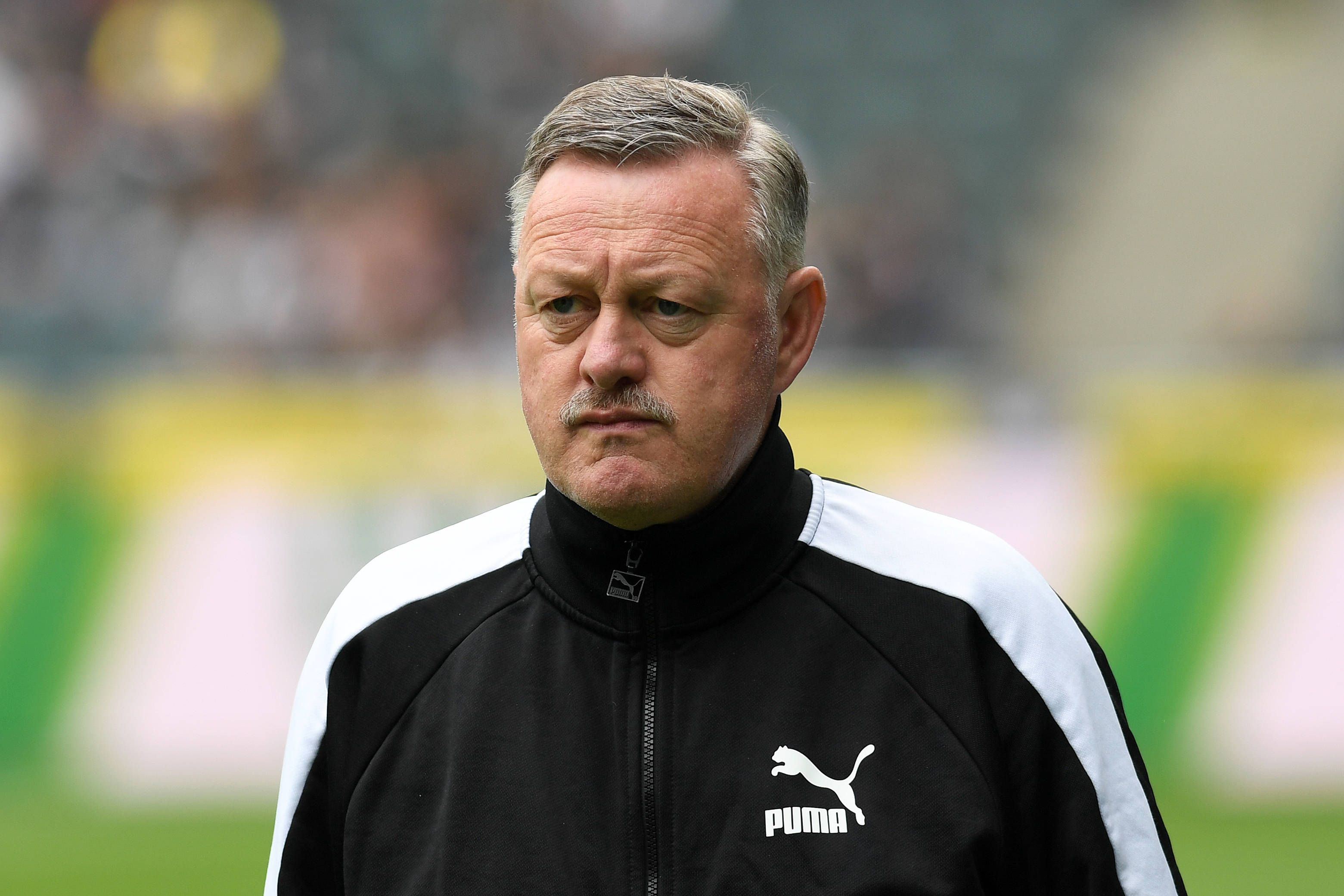 Ein skeptischer Roland Virkus vor der Bundesliga-Partie von Borussia Mönchengladbach gegen die TSG Hoffenheim.