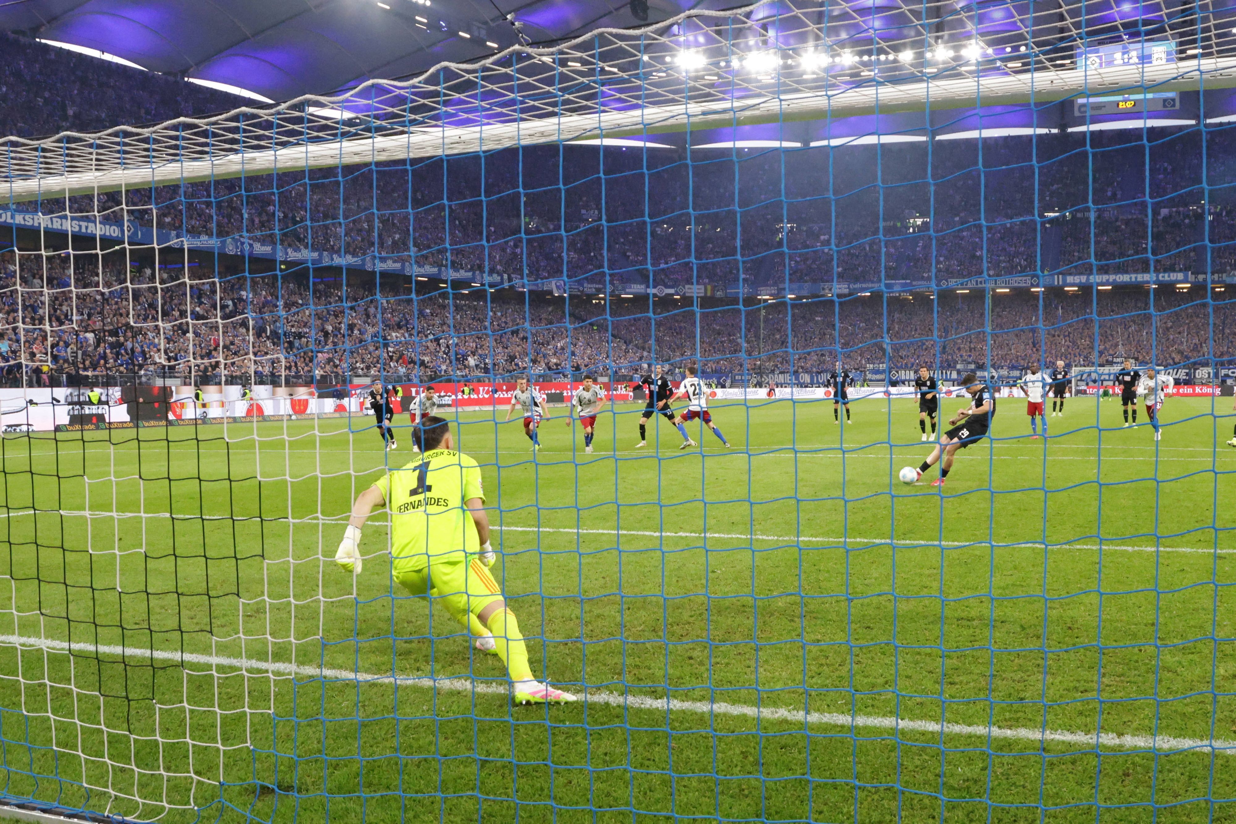 Semir Telalovic verschießt einen Elfmeter gegen den HSV.