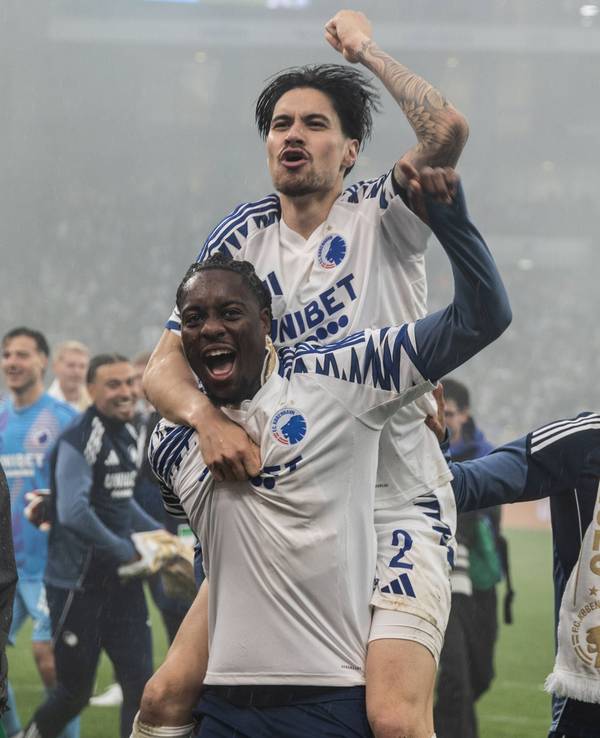 Kevin Diks und Elias Achouri beim Feiern der Meisterschaft am 25. Mai 2025.