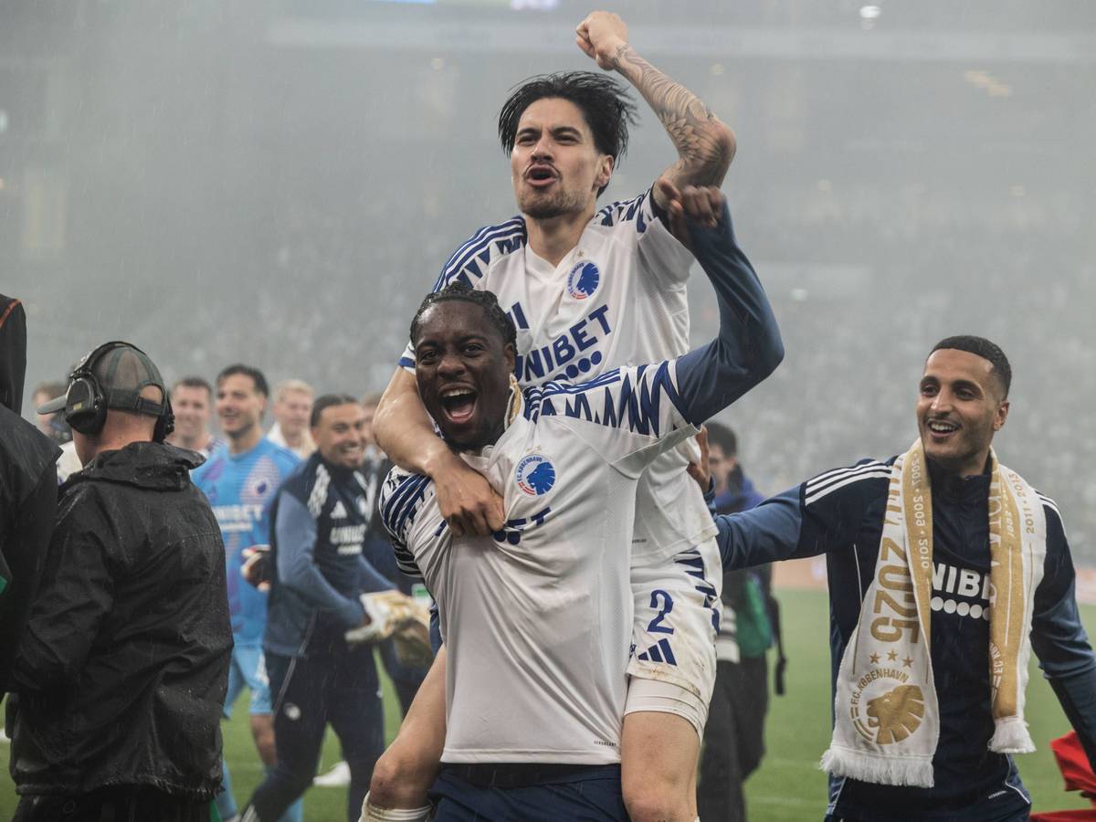 Kevin Diks und Elias Achouri beim Feiern der Meisterschaft am 25. Mai 2025.