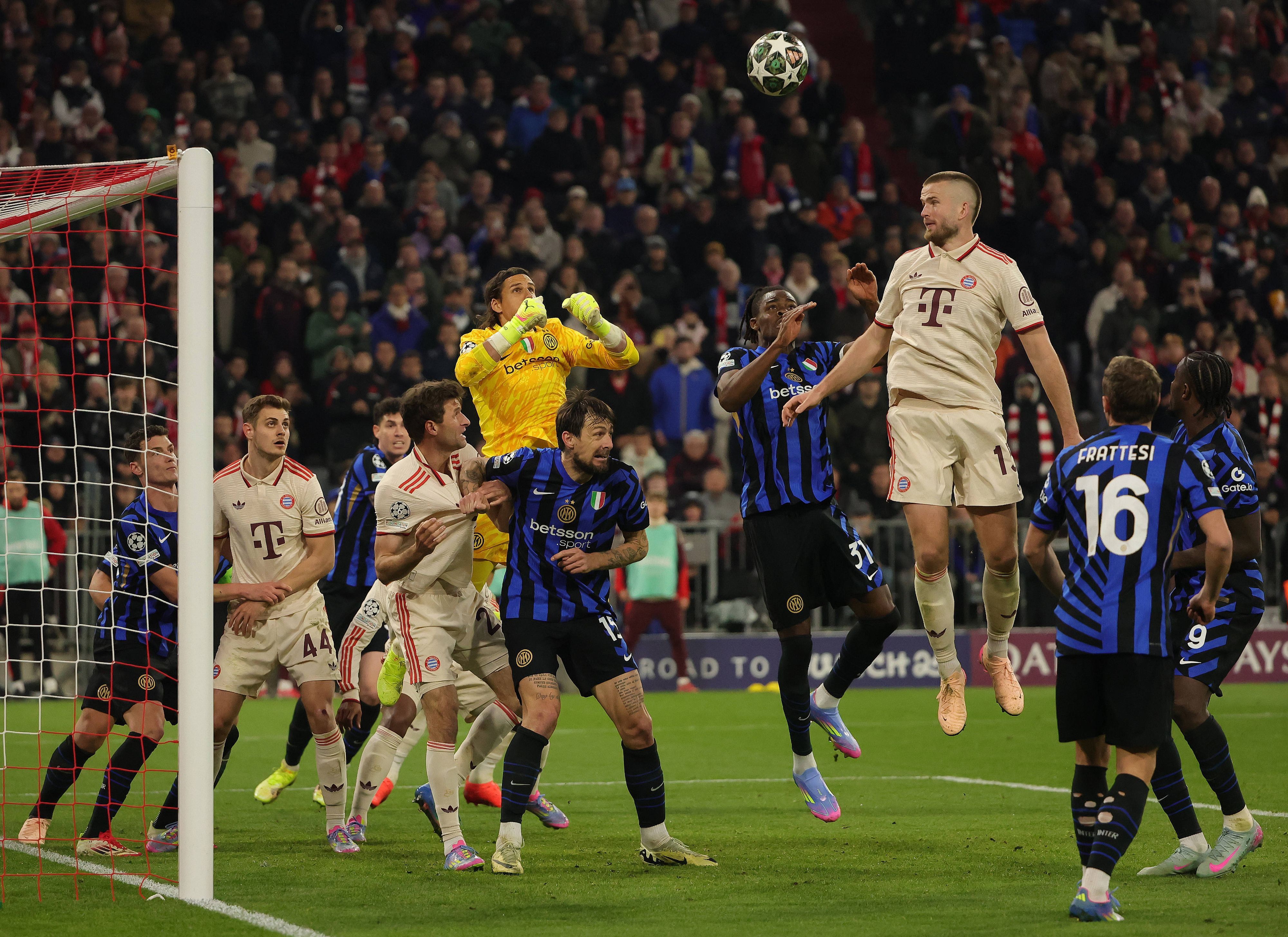 Inter Mailand Spieler und FC Bayern Spieler vor dem Tor der Mailänder.