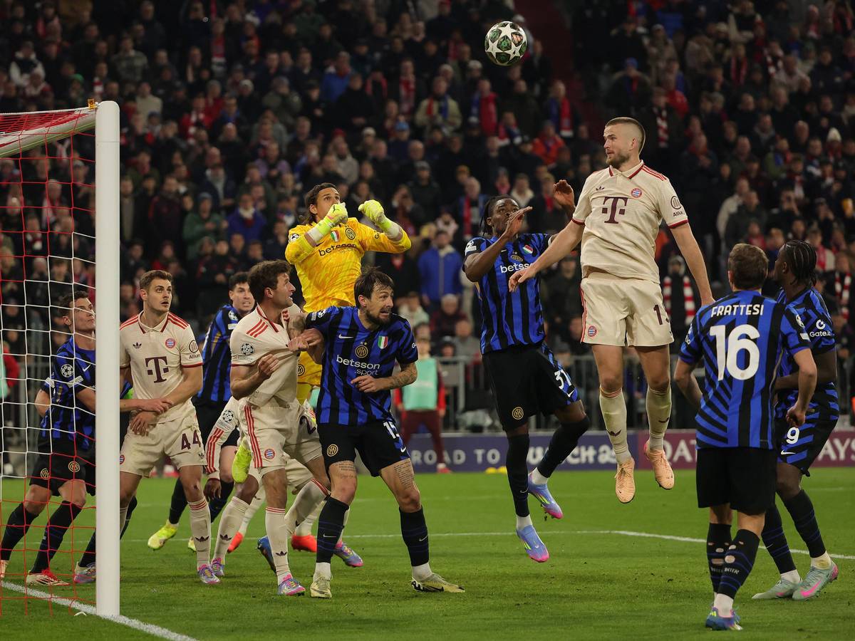 Inter Mailand Spieler und FC Bayern Spieler vor dem Tor der Mailänder.