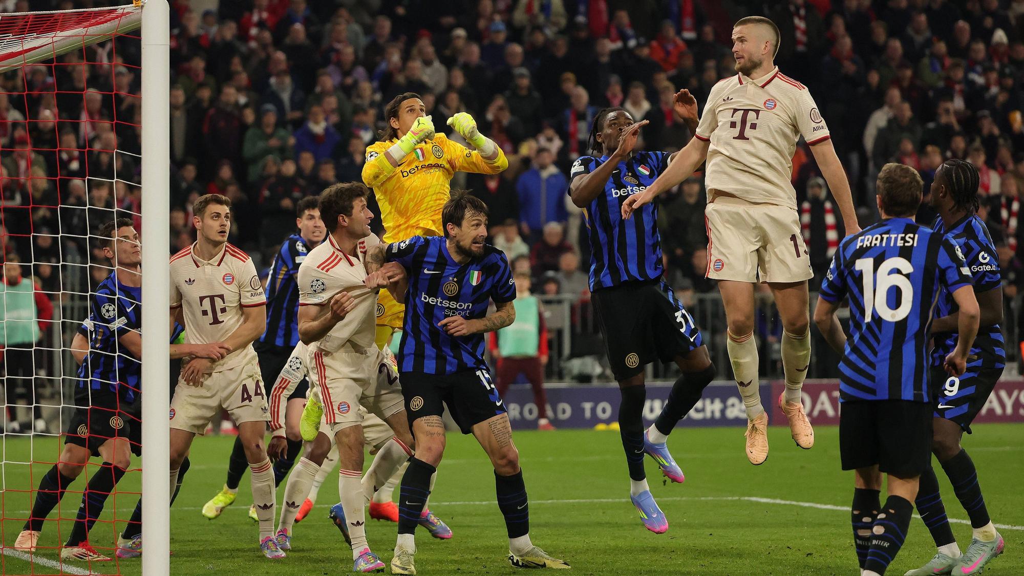 Inter Mailand Spieler und FC Bayern Spieler vor dem Tor der Mailänder.