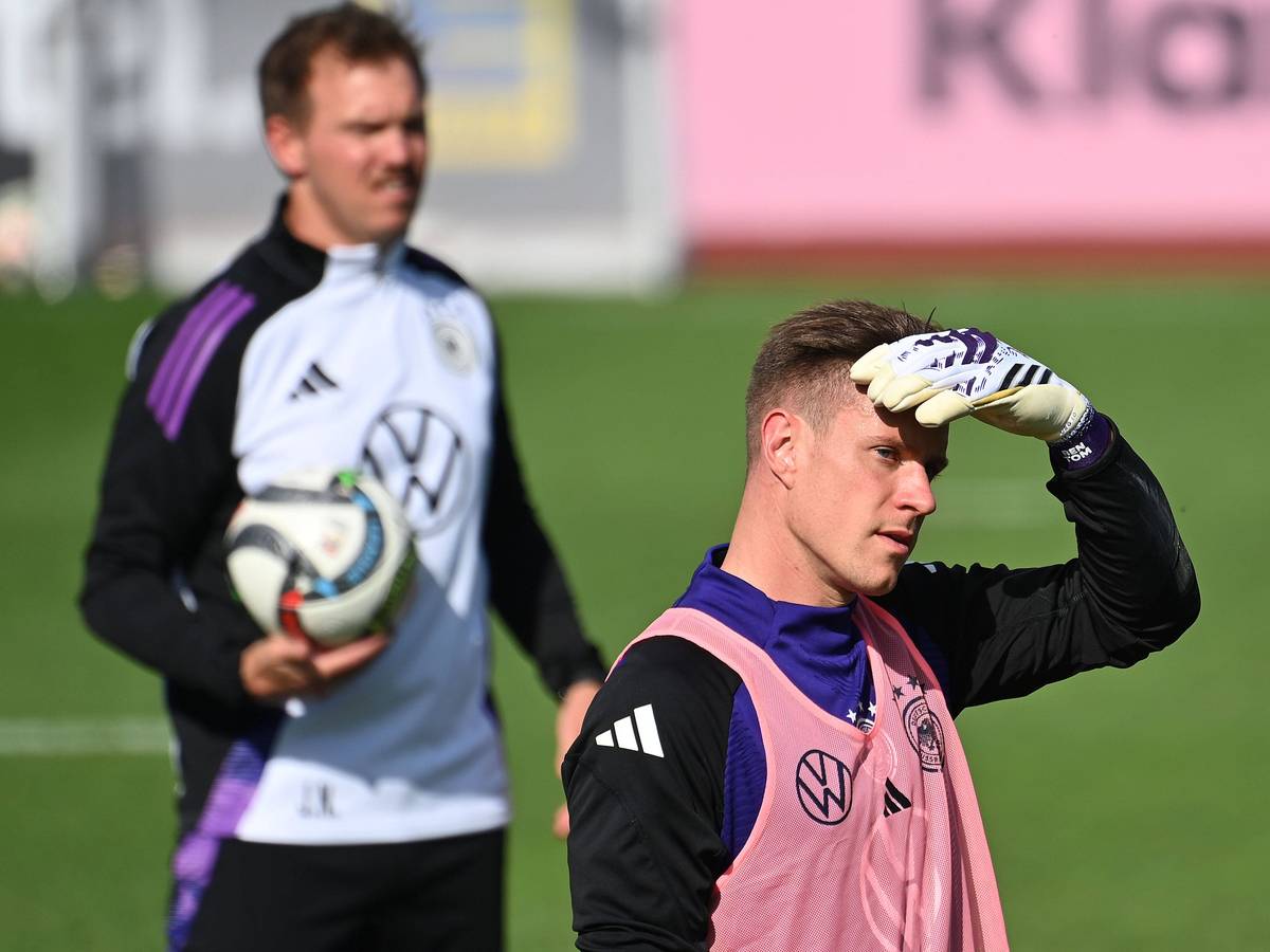 Marc-Andre ter Stegen schützt beim Training seine Augen mit der Hand vor der Sonne, im Hintergrund steht Julian Nagelsmann.