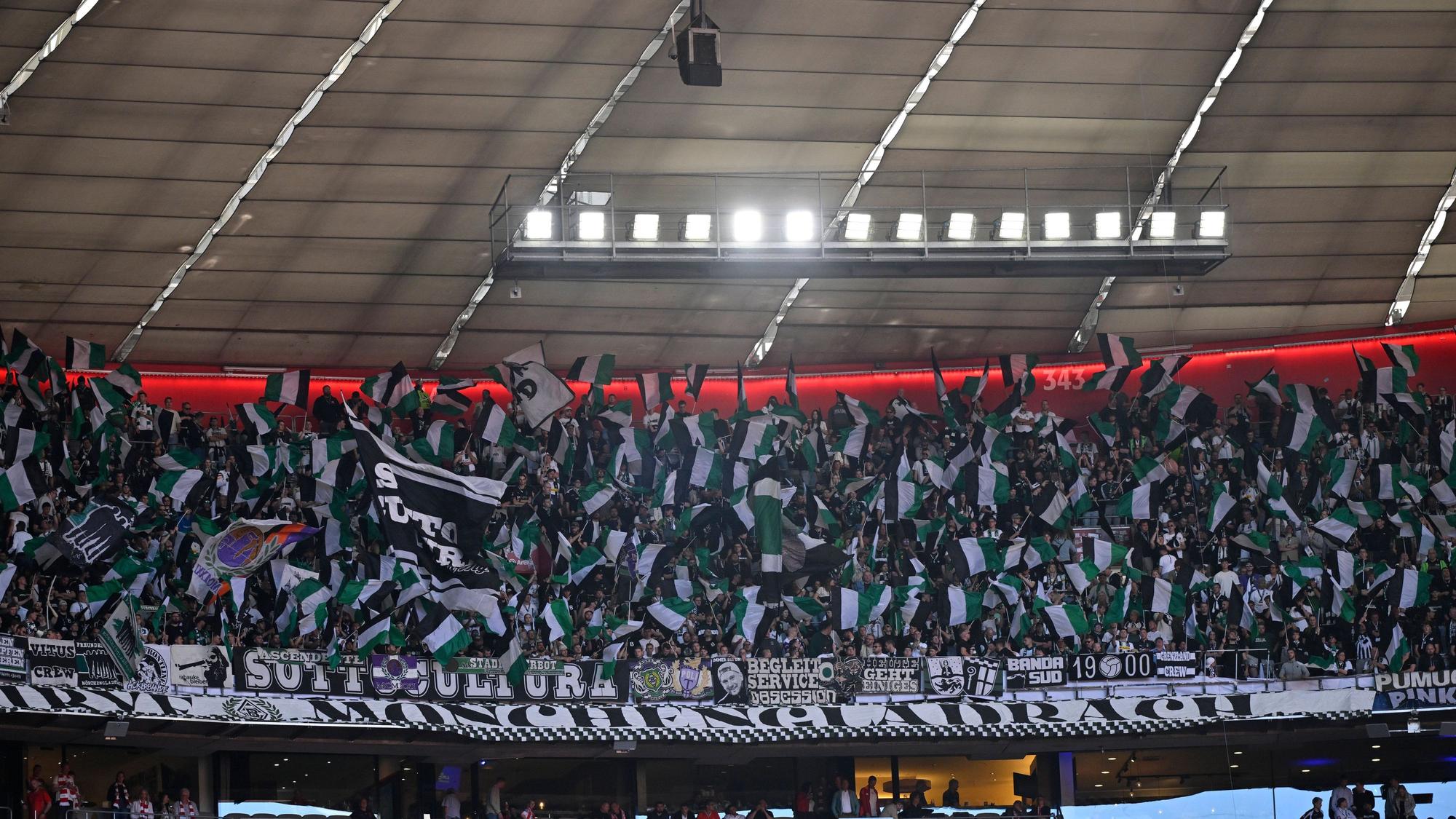 Gladbach-Fans unter dem Dach der Allianz-Arena.
