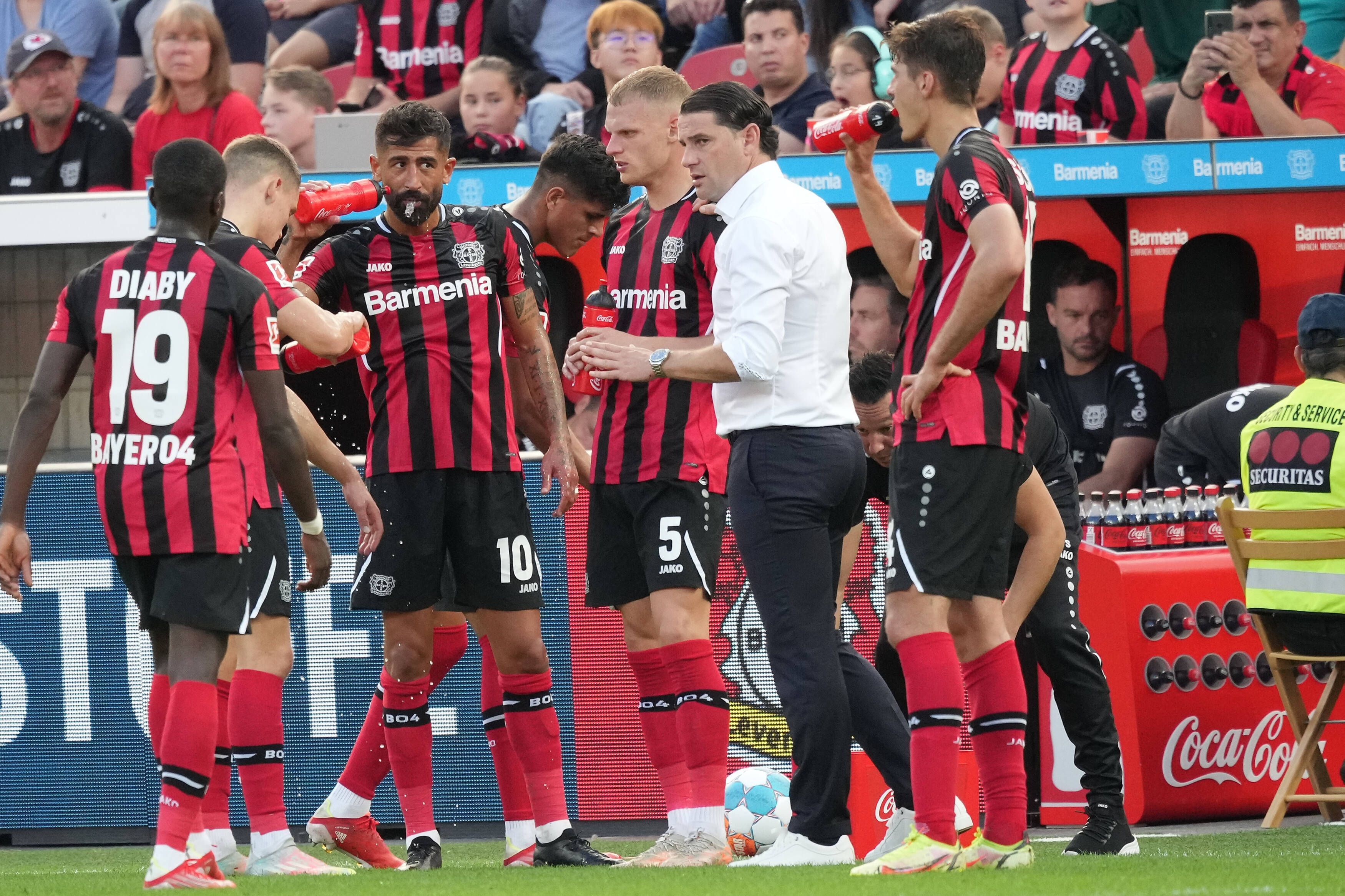 Gerardo Seoane macht taktischen Anweisungen als Trainer von Bayer Leverkusen.