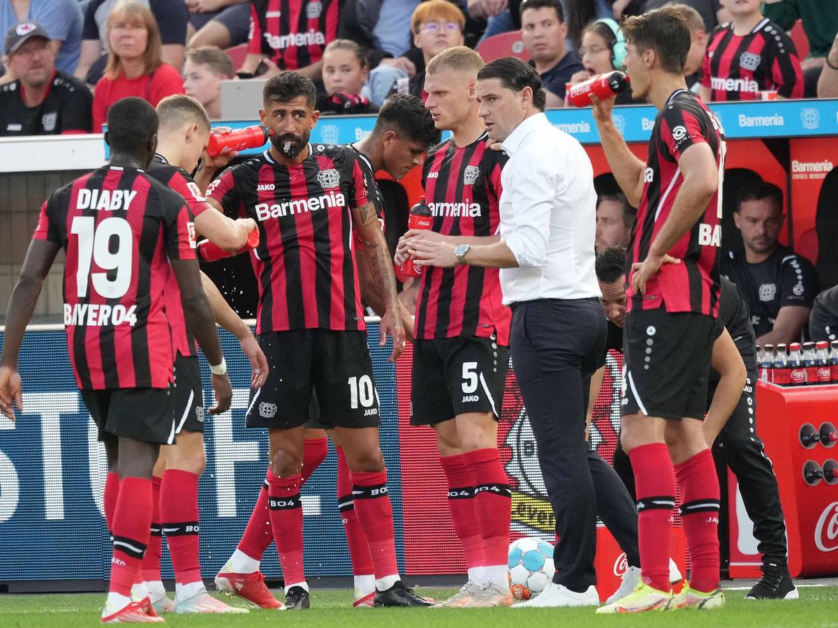 Gerardo Seoane macht taktischen Anweisungen als Trainer von Bayer Leverkusen.