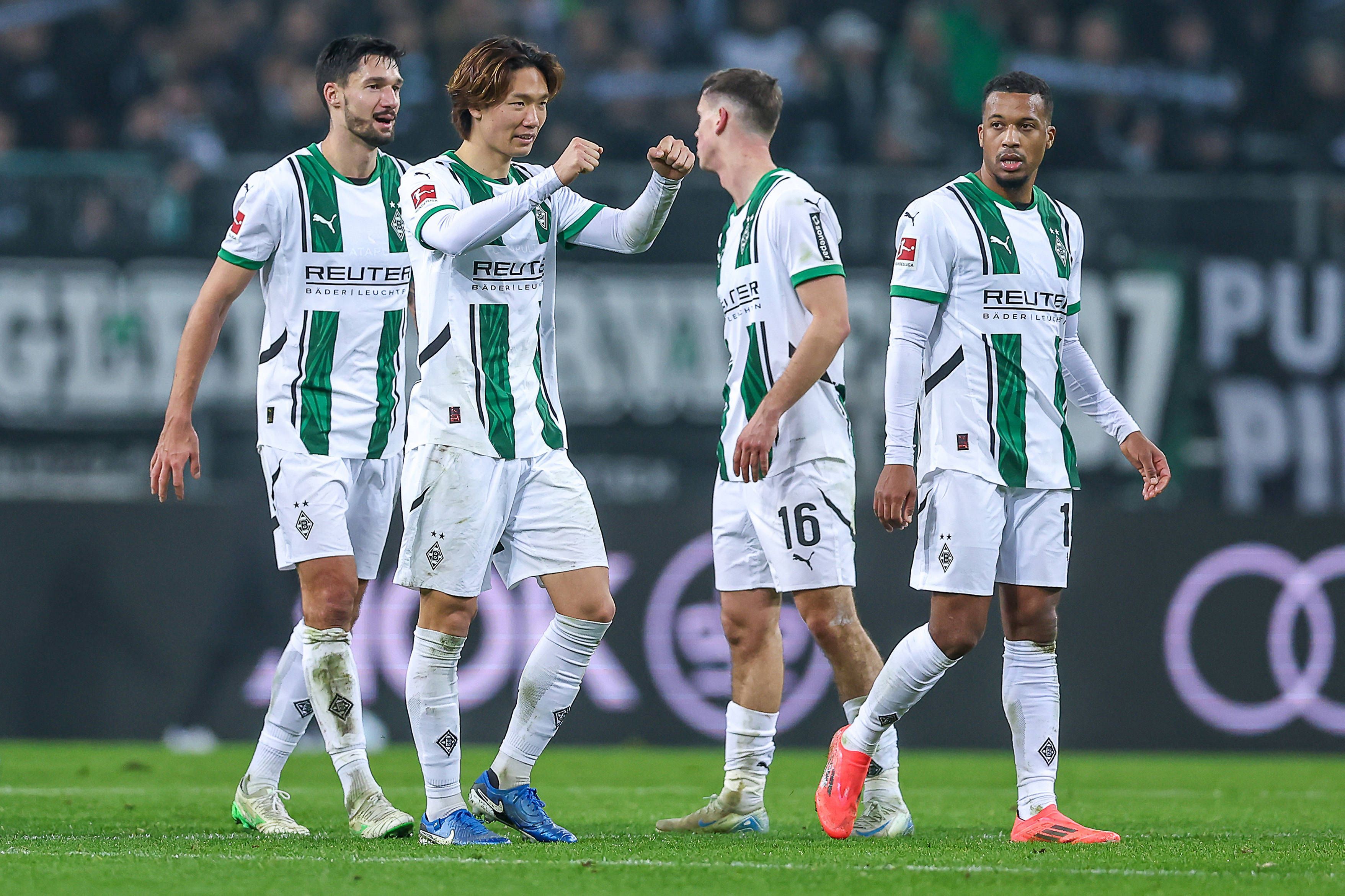 Spieler von Borussia Mönchengladbach bejubeln einen Sieg.