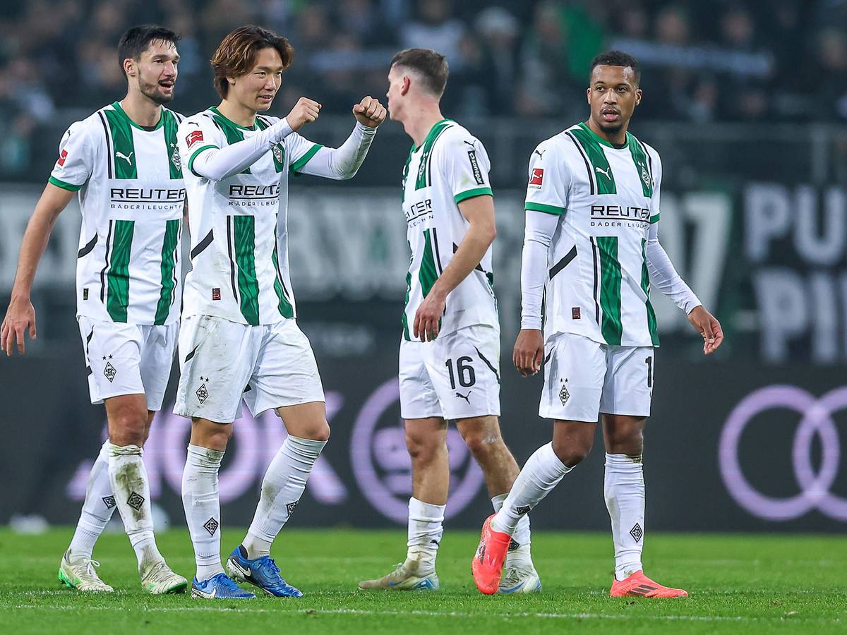 Spieler von Borussia Mönchengladbach bejubeln einen Sieg.