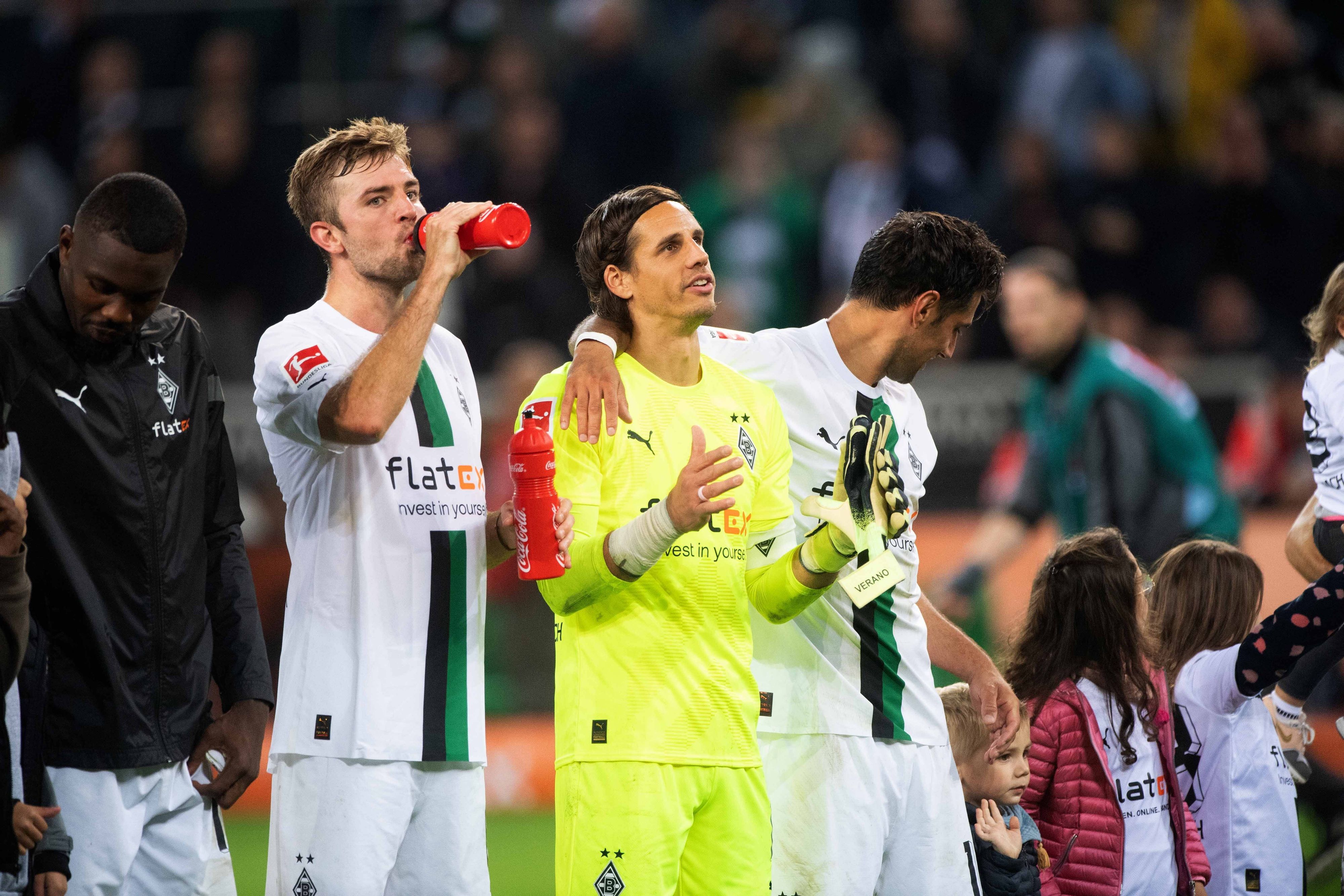 Christoph Kramer und Yann Sommer jubeln mit den Fans von Borussia Mönchengladbach.
