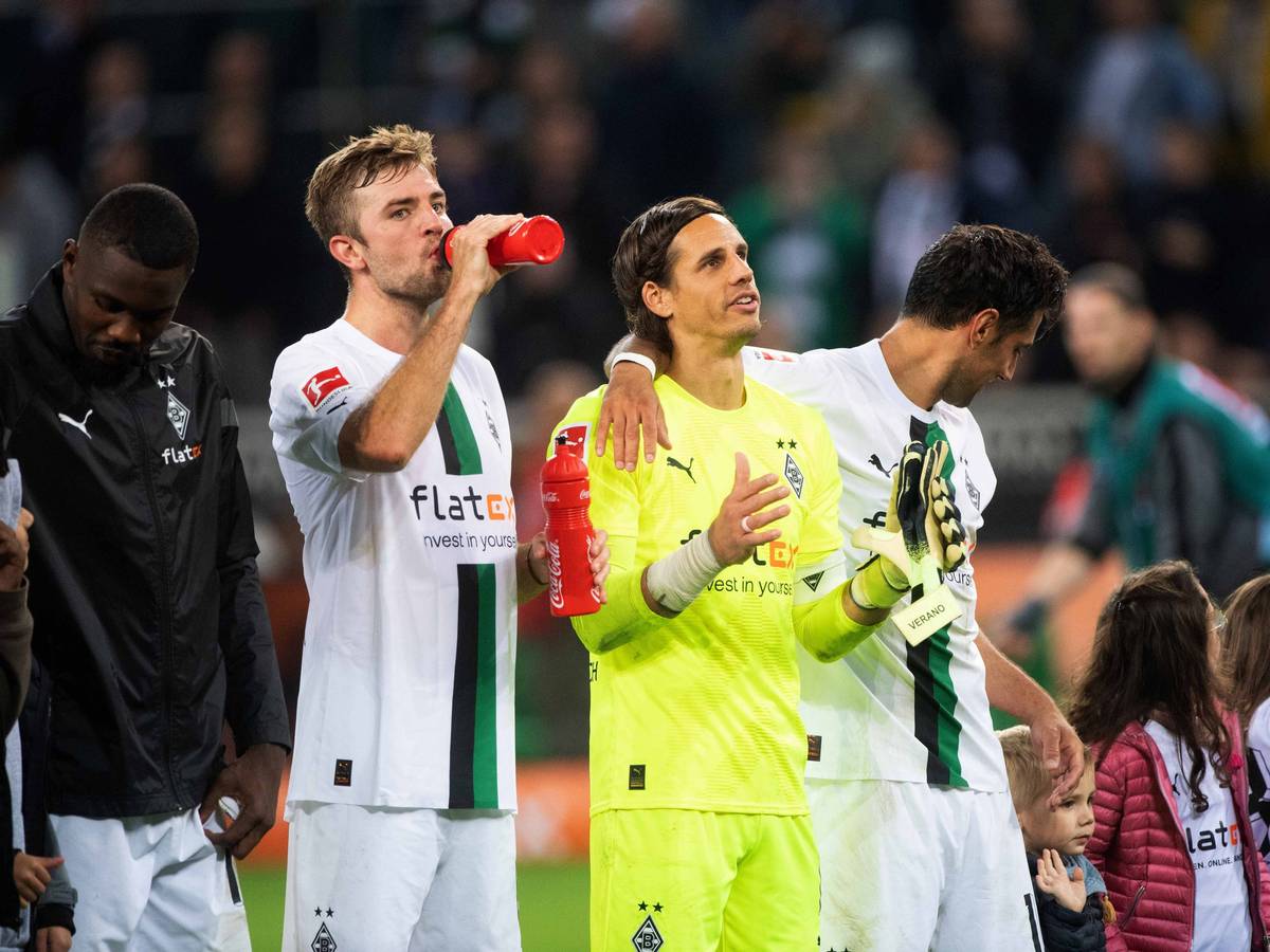 Christoph Kramer und Yann Sommer jubeln mit den Fans von Borussia Mönchengladbach.