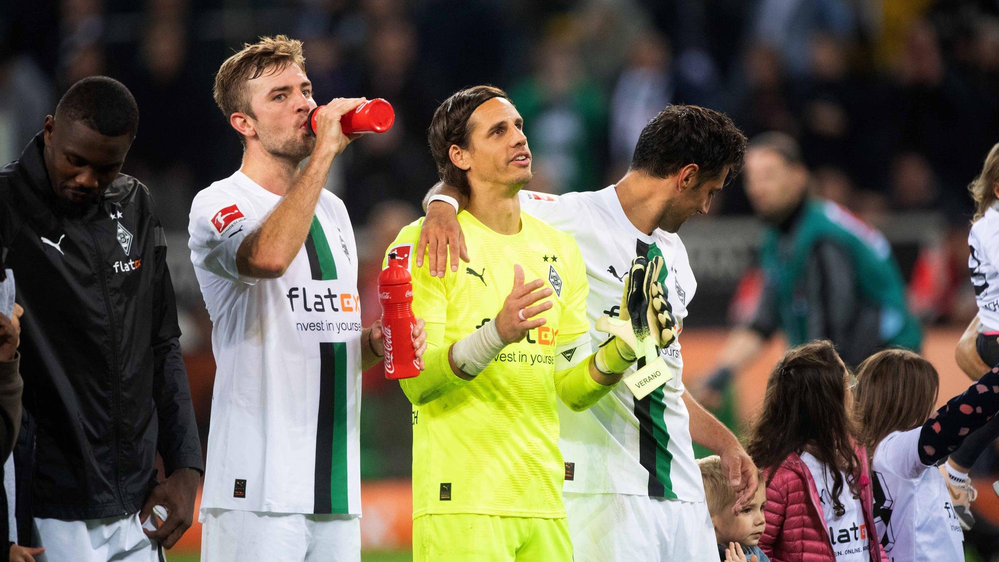 Christoph Kramer und Yann Sommer jubeln mit den Fans von Borussia Mönchengladbach.