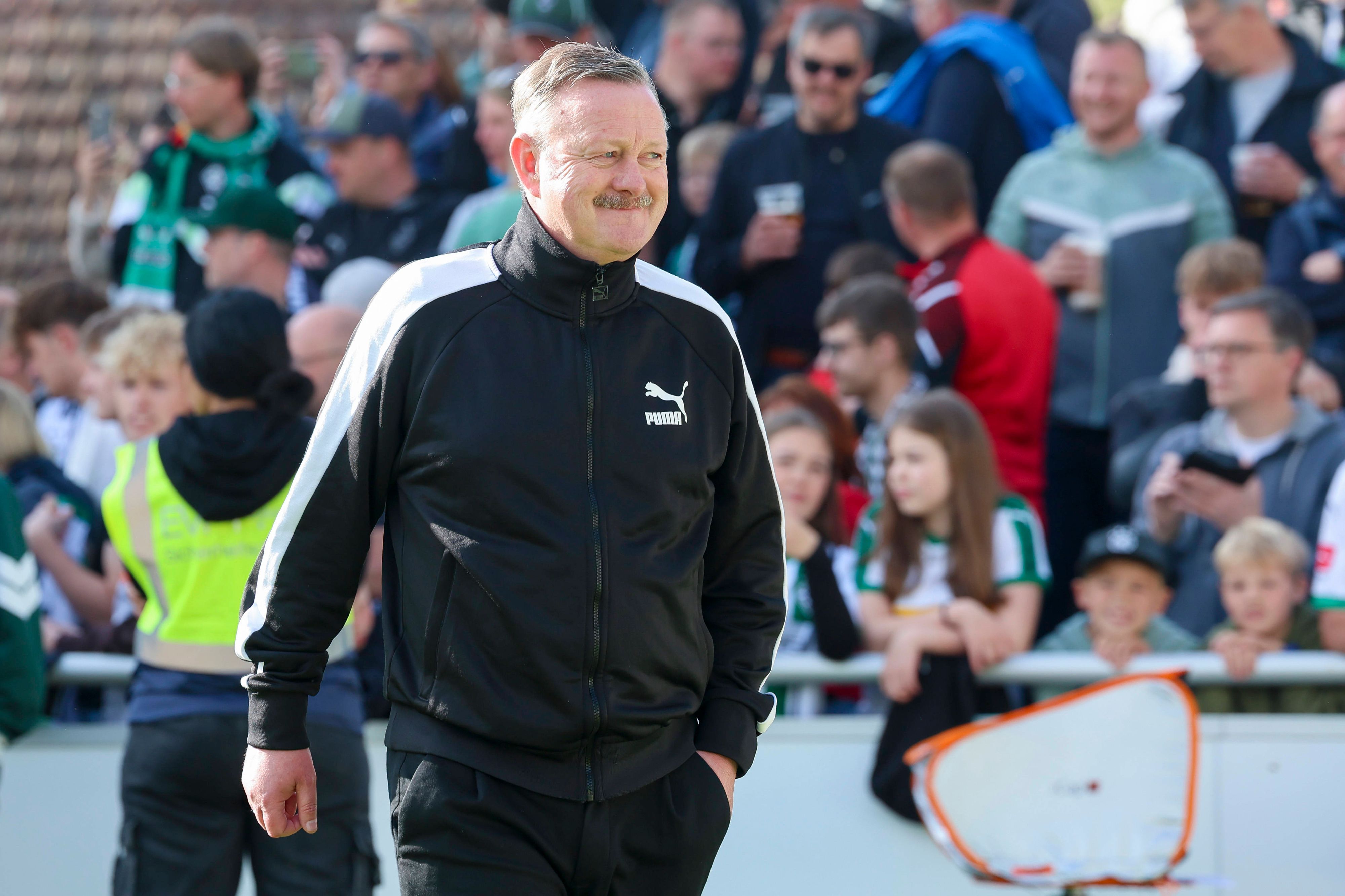 Roland Virkus mit einem Lächeln beim Testspiel von Borussia Mönchengladbach gegen Eintracht Rheine.
