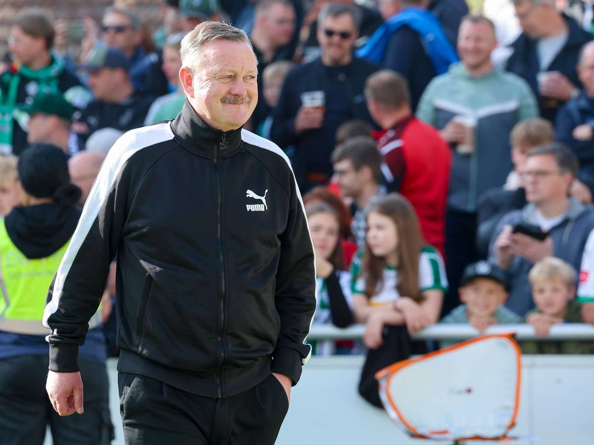 Roland Virkus mit einem Lächeln beim Testspiel von Borussia Mönchengladbach gegen Eintracht Rheine.